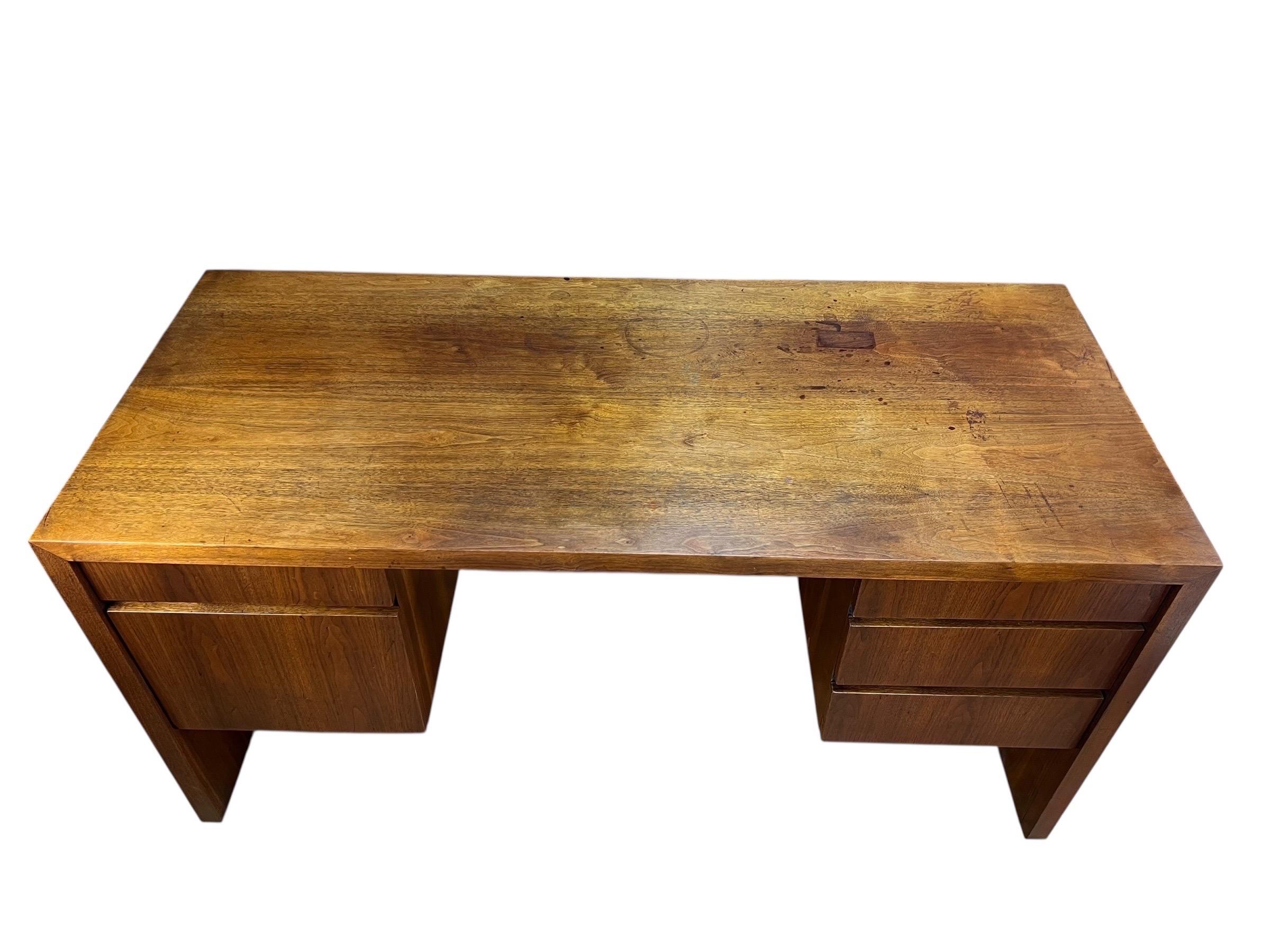 Dillingham Mid Century Schreibtisch aus Nussbaum (amerikanisch) im Angebot