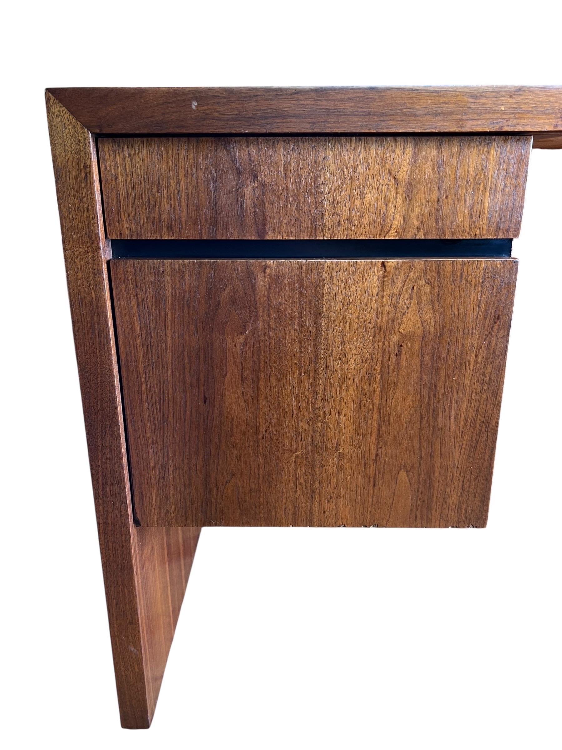 Dillingham Mid Century Schreibtisch aus Nussbaum im Zustand „Gut“ im Angebot in Esperance, NY