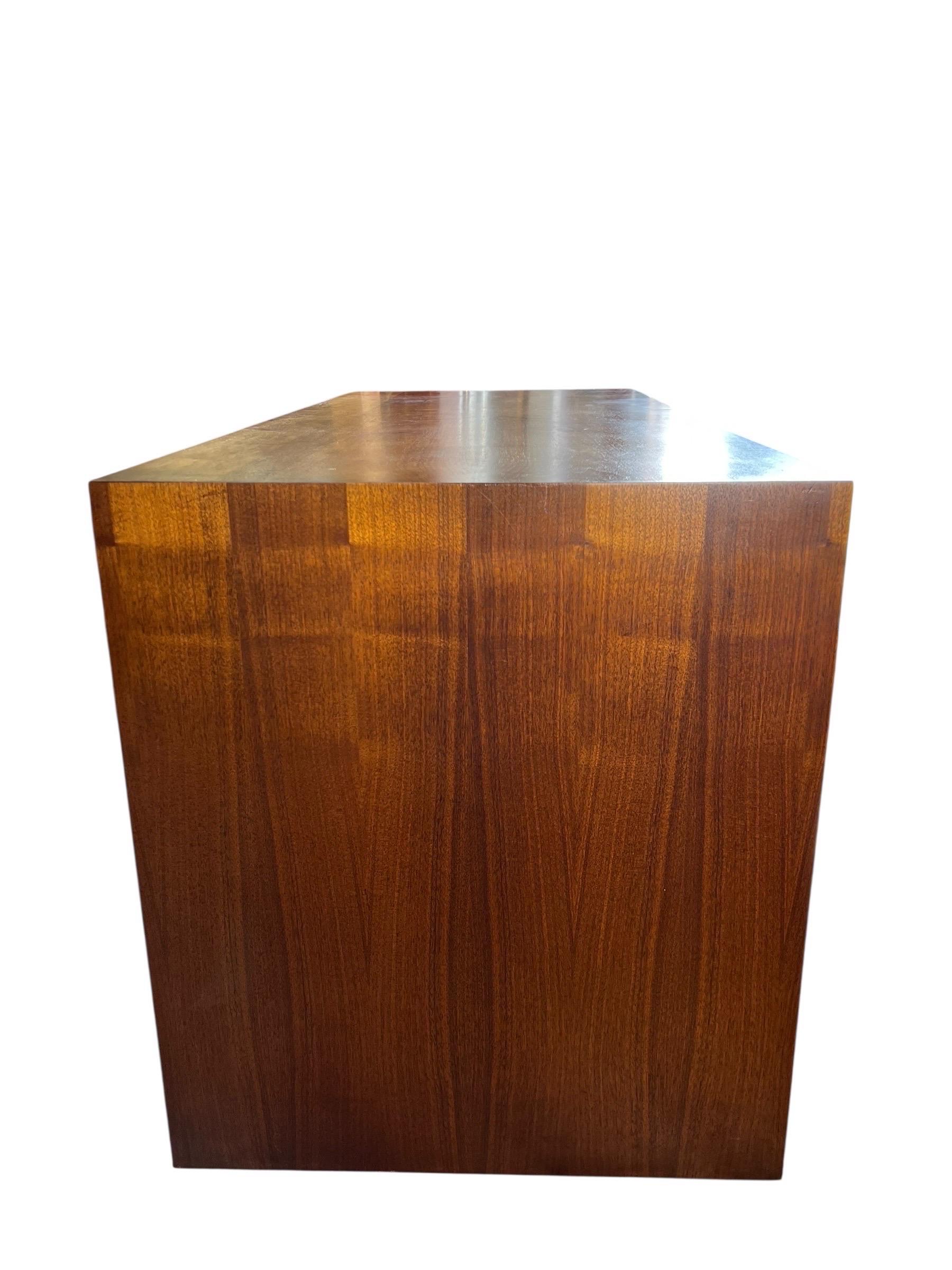 Dillingham Mid Century Schreibtisch aus Nussbaum im Angebot 1