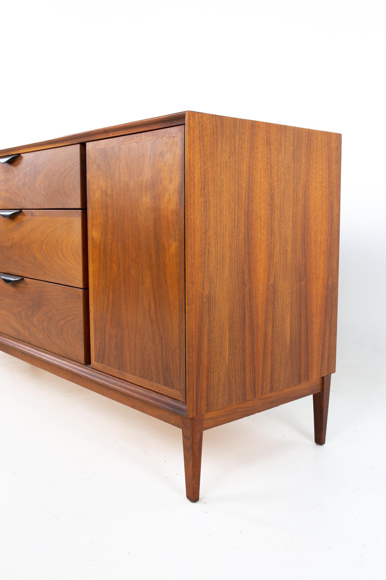 Dillingham Mid Century Walnut Sideboard Buffet Credenza In Good Condition In Countryside, IL