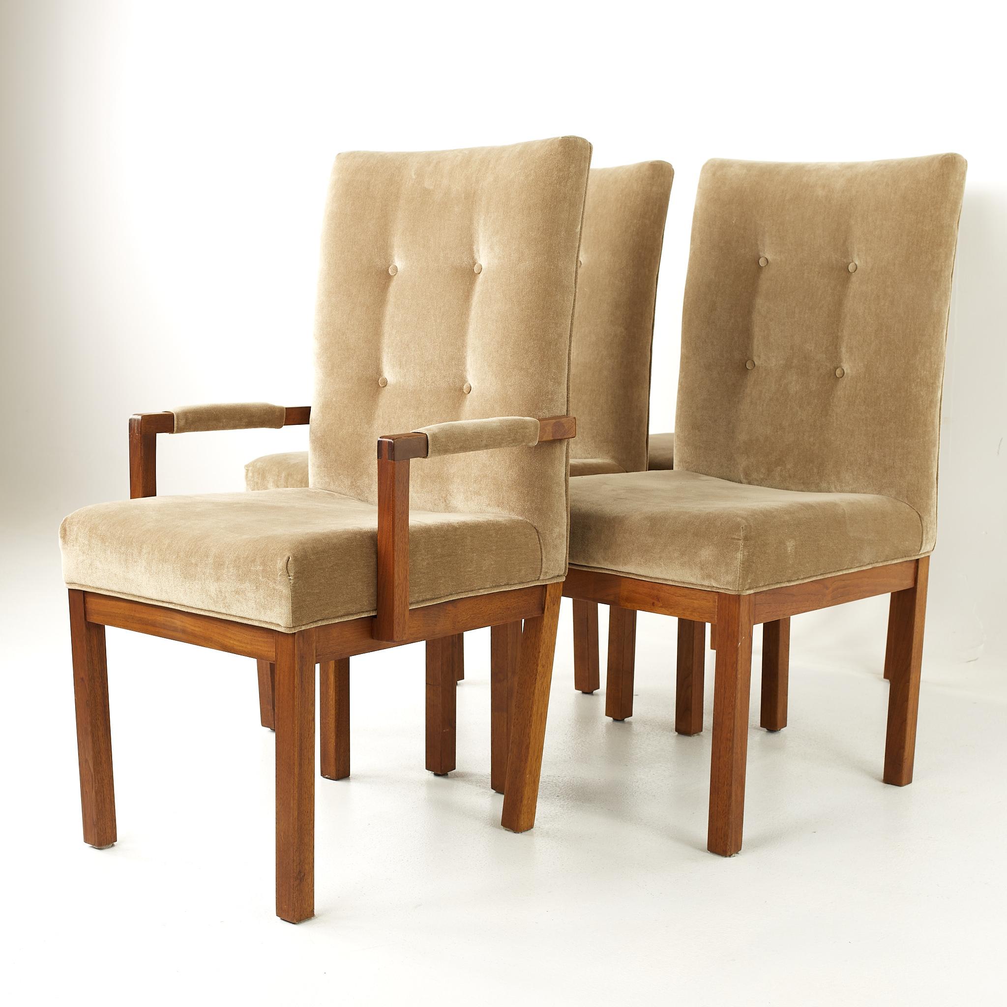 Mid-Century Modern Dillingham ensemble de 4 chaises de salle à manger en noyer touffeté du milieu du siècle dernier en vente