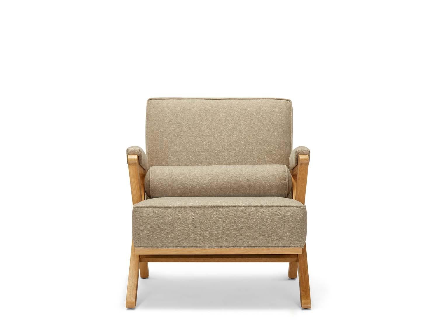 La chaise Dillon est dotée d'un cadre à base de x en noyer américain massif ou en chêne blanc et de coussins en caisson avec passepoil et boutons sur le coussin du dossier. 

La collection Lawson-Fenning est conçue et fabriquée à la main à Los