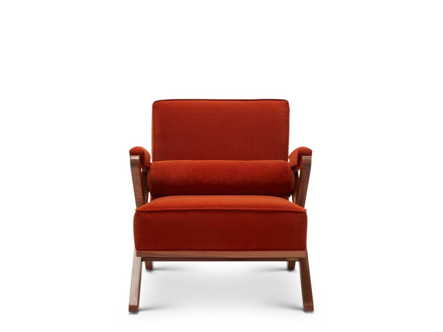 La silla Dillon tiene un armazón de madera maciza de nogal americano o roble blanco con base en X, que incluye cojines encajonados con ribetes y botones en el cojín del respaldo. 

La colección Lawson-Fenning está diseñada y fabricada a mano en Los