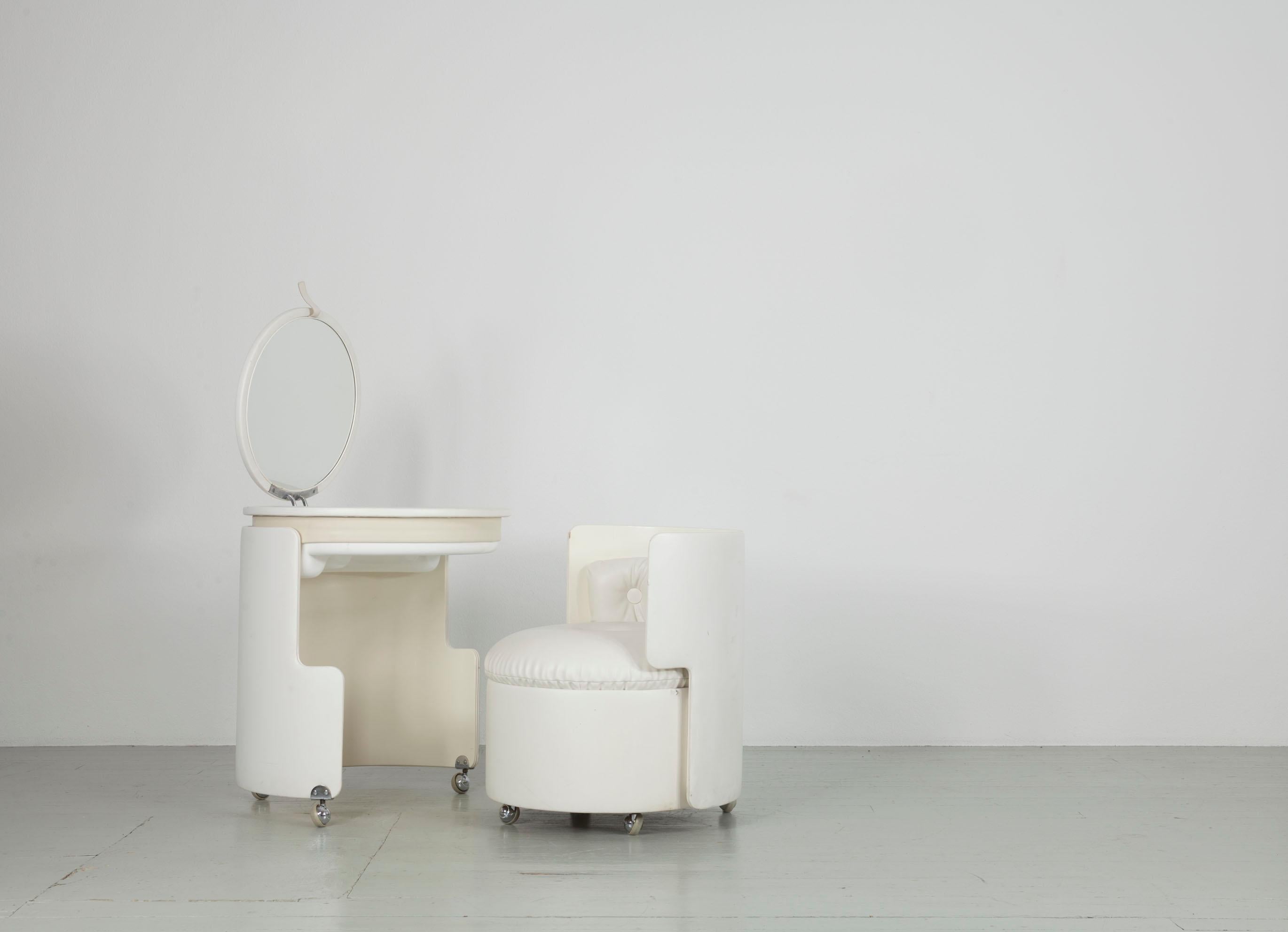 Italian Dilly Dally Makeup Table and Chair by Luigi Massoni for Poltrona Frau, 1968