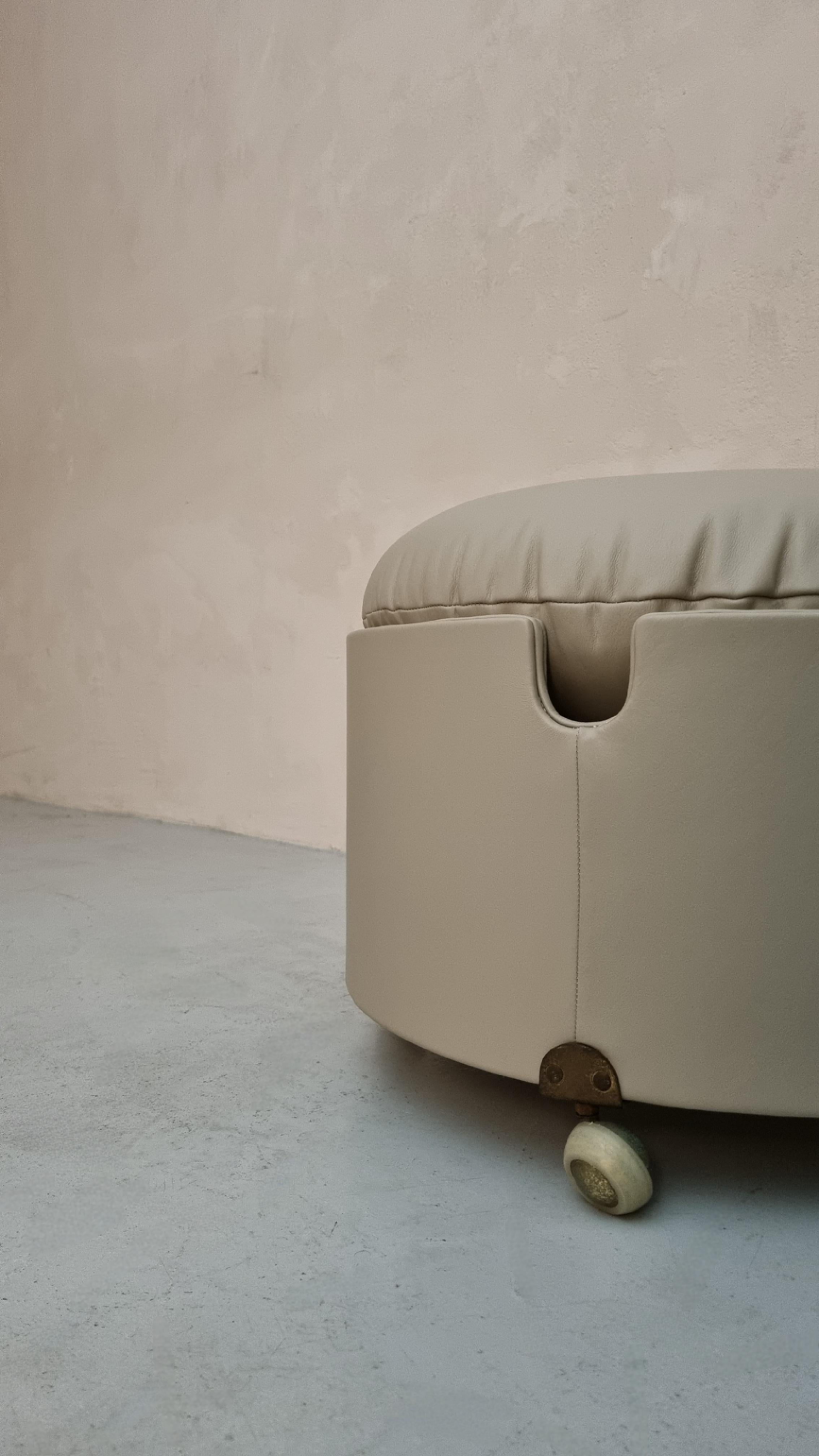 Mid-Century moderno Dilly Dally pouf designed by Luigi Massoni for Poltrona Frau 1968