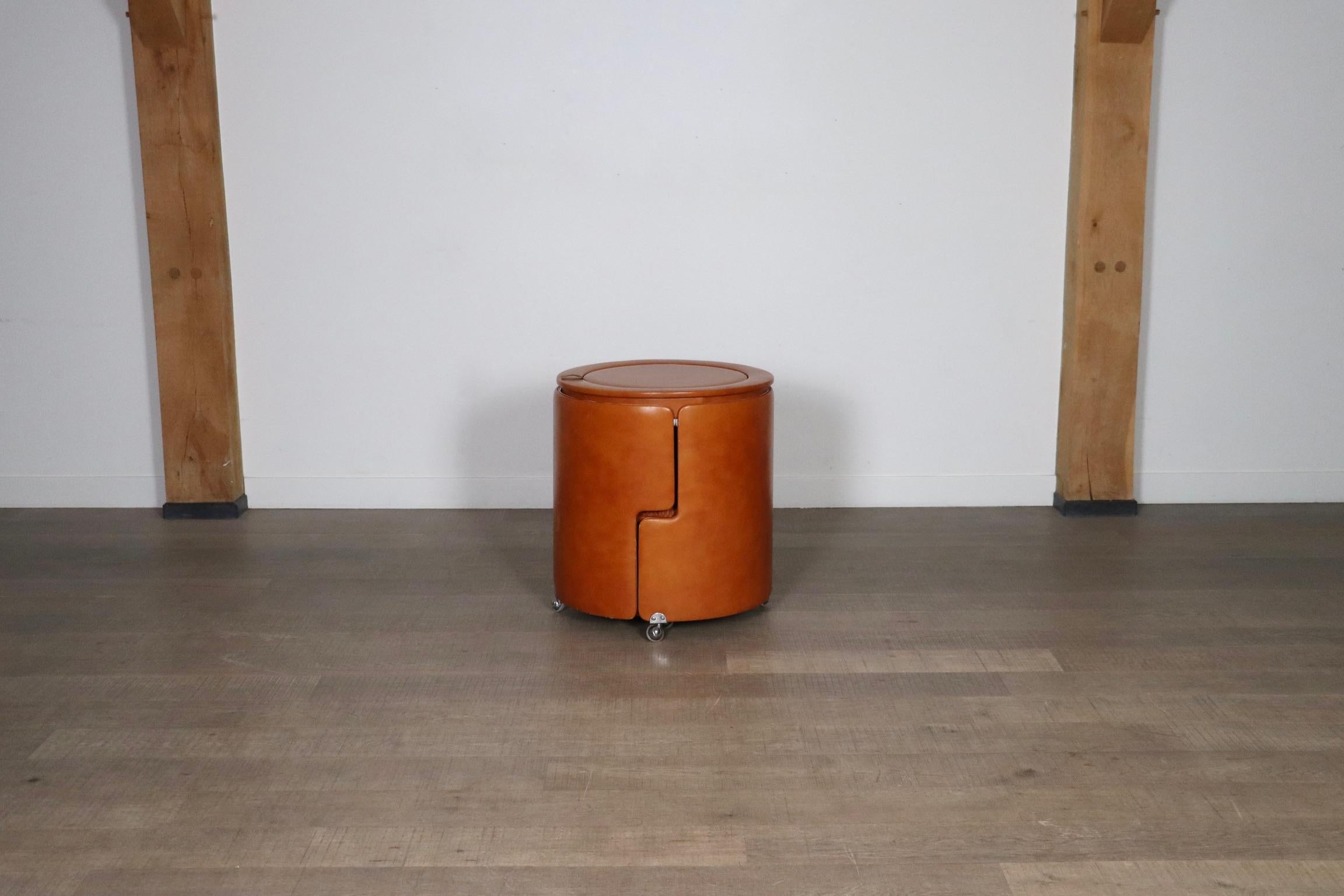 Beautiful dressing table designed by Luigi Massoni for Poltrona Frau in original cognac leatherette, Italy 1968..

A both stunning, and convenient design, where the chair is made to fit into the table, which will save much space. The top can be