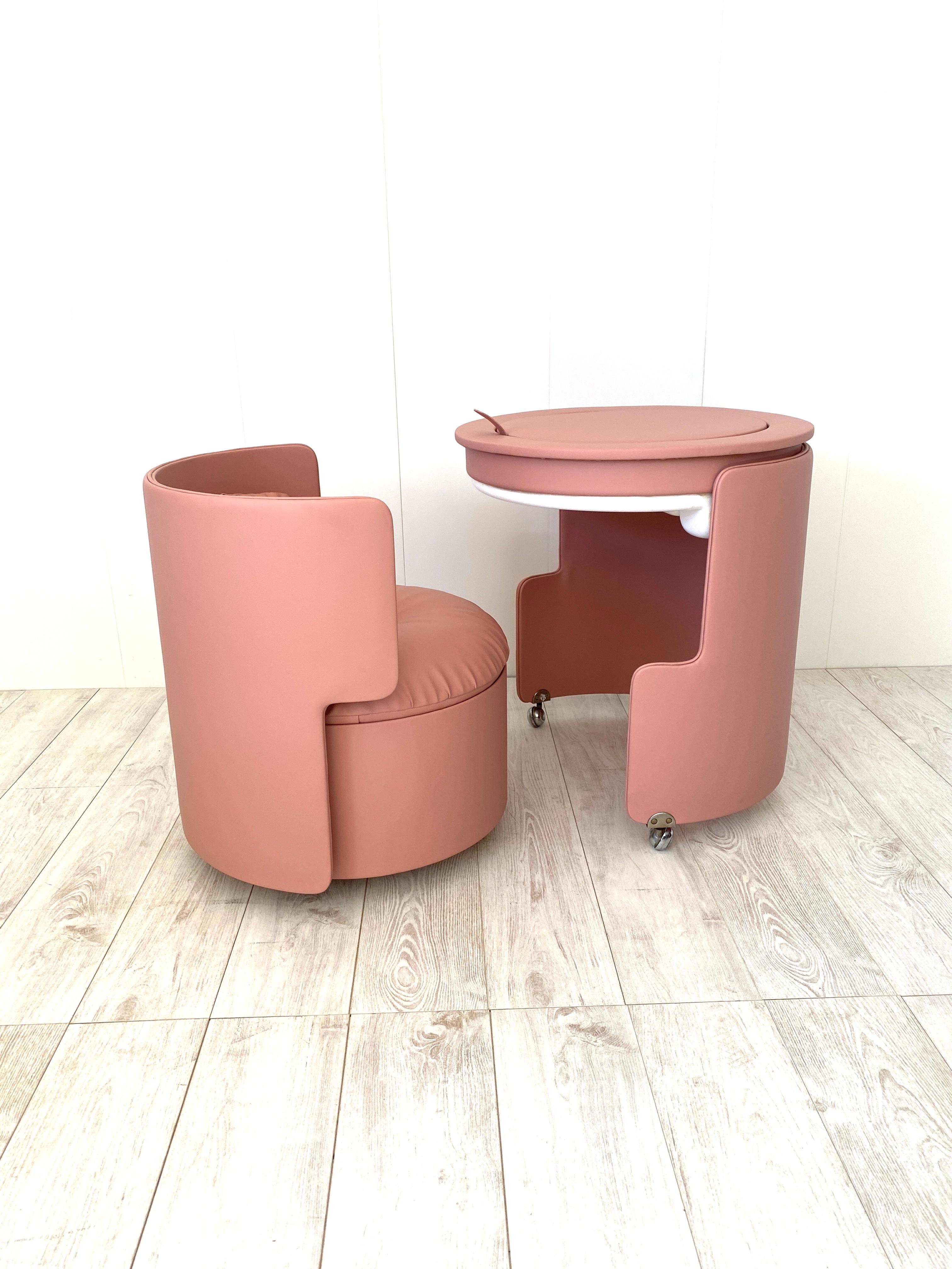 A highly sought after and hard to find iconic piece from the Luigi Massoni collaboration with Poltrana Frau, ca. 1968. The modular Dilly Dally vanity includes a chair and vanity with a folding mirror and a divided circular plastic tray in this