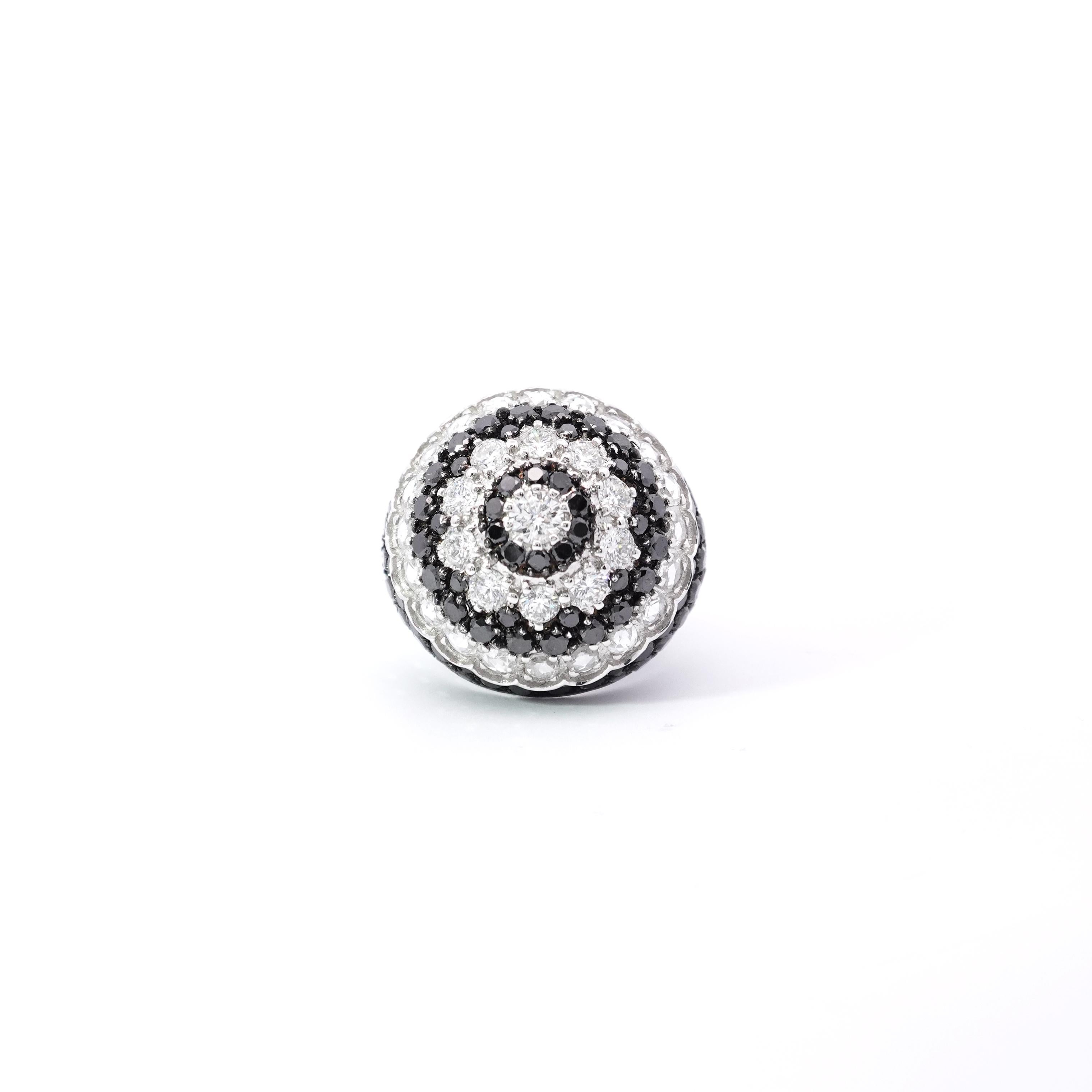 Dilys' 18k Gold Pavé Brilliant & Rose Cut Diamond Dome Monochrome Cocktail Ring In New Condition For Sale In Hong Kong, HK