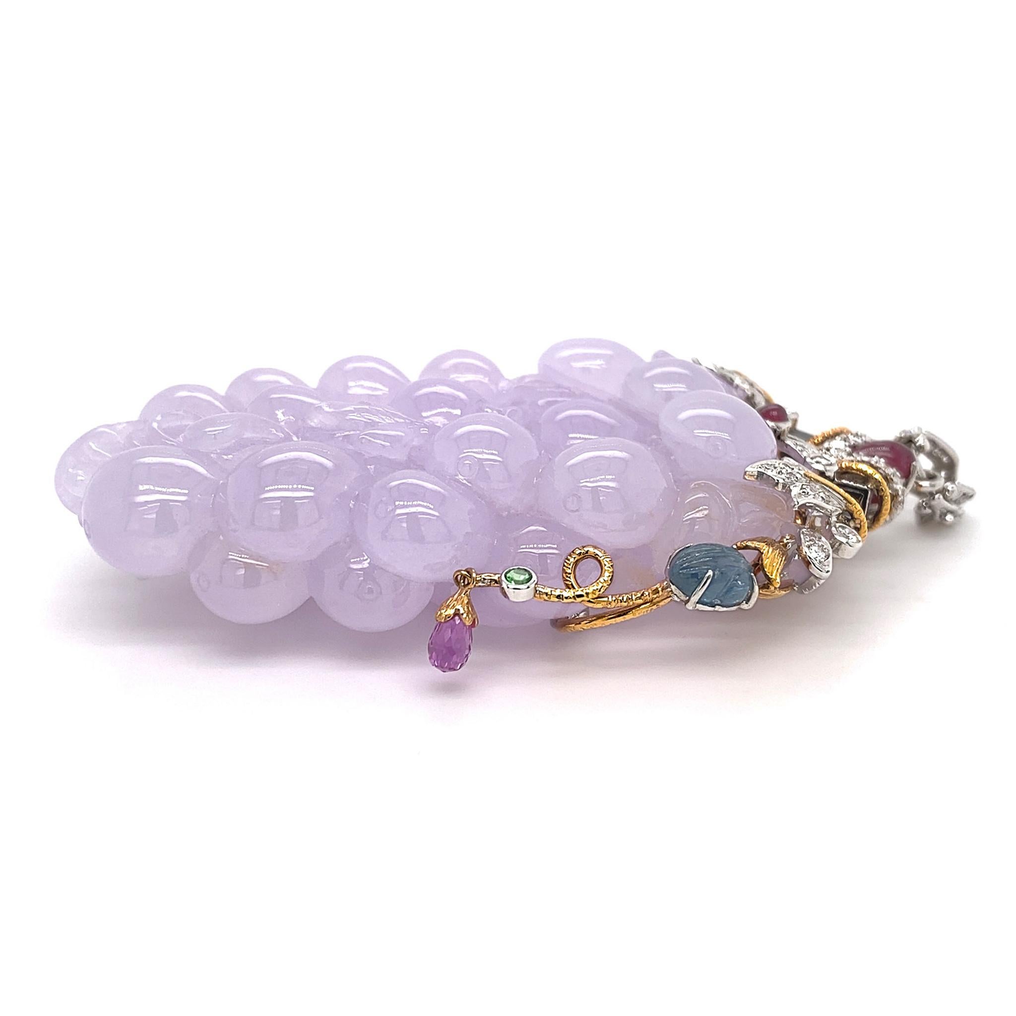 Dilys' 268.50ct Lavender Jade Grape Pendant in 18K Gold In New Condition For Sale In Hong Kong, HK