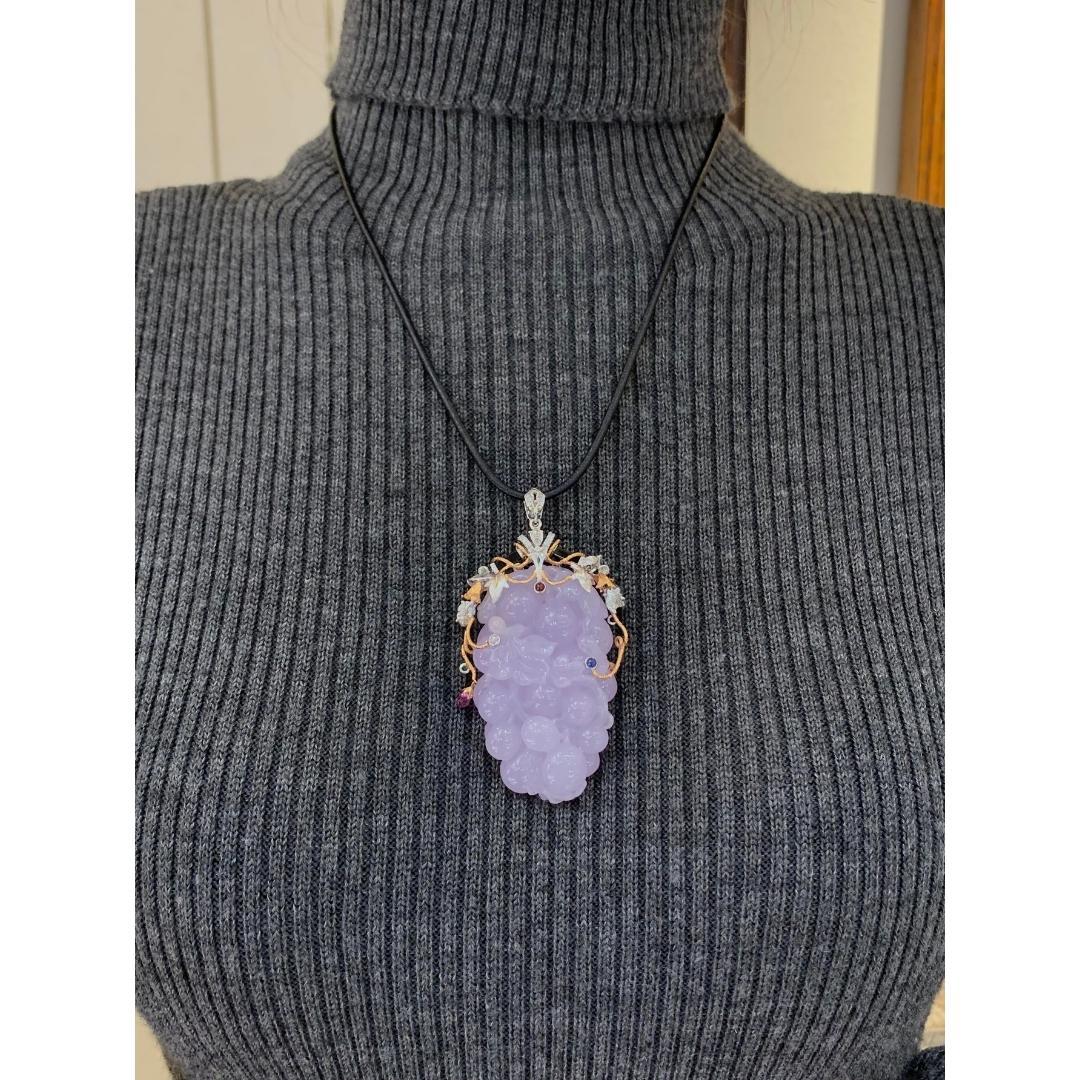 Ciondolo di giada lavanda di Dilys' 268,50ct in oro 18K in vendita 2