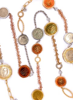 Dilys Collier à chaîne en or 18 carats avec pièce de monnaie de voyage et diamants, style des années 70