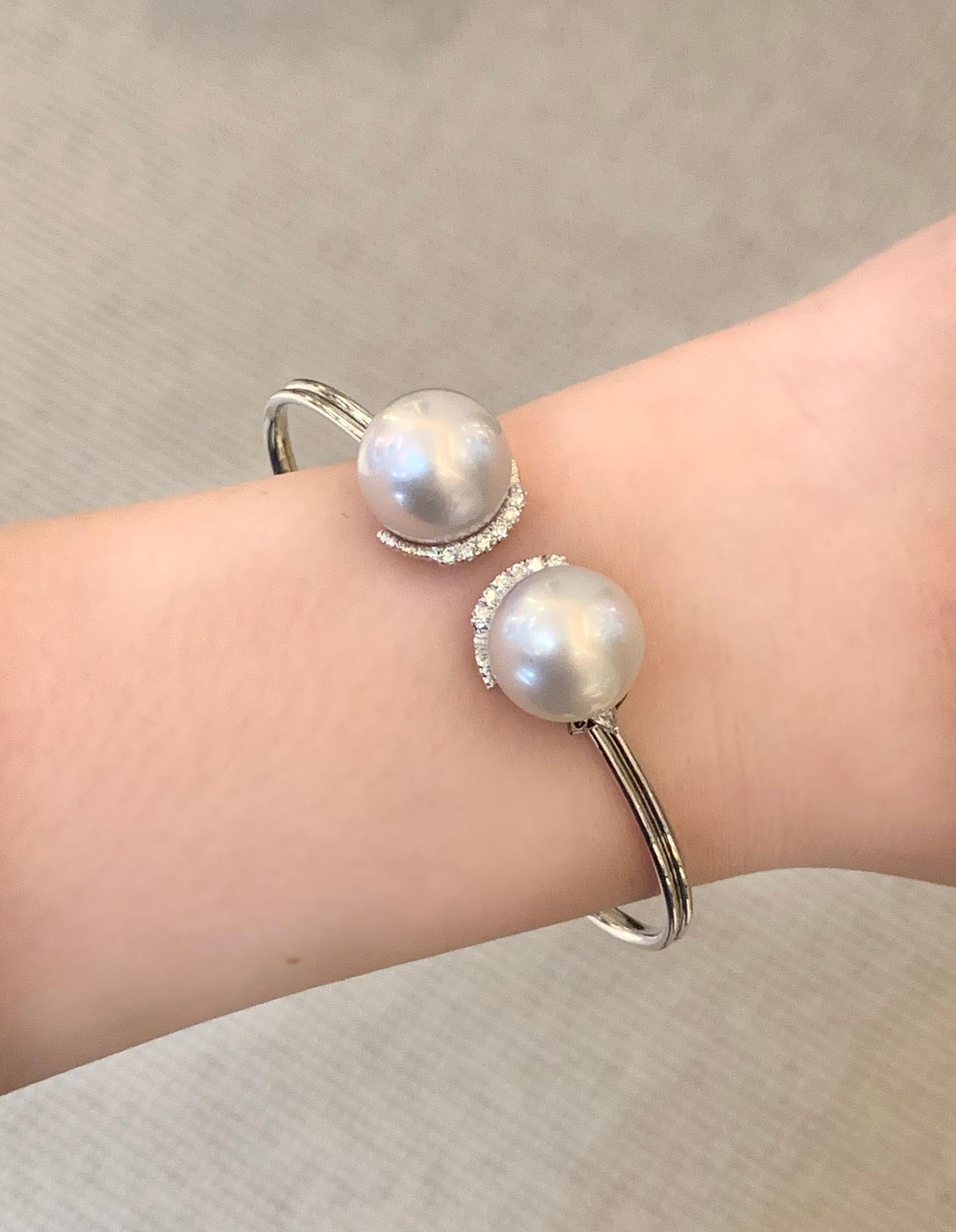 Dilys’ brings back the classic pearls with a simple Art Deco-inspired silhouette in this wearable, no-fuss 18 karat wire bracelet. Made to be bendable, this bracelet can be worn and taken off with ease. The two luscious South Sea Pearls,