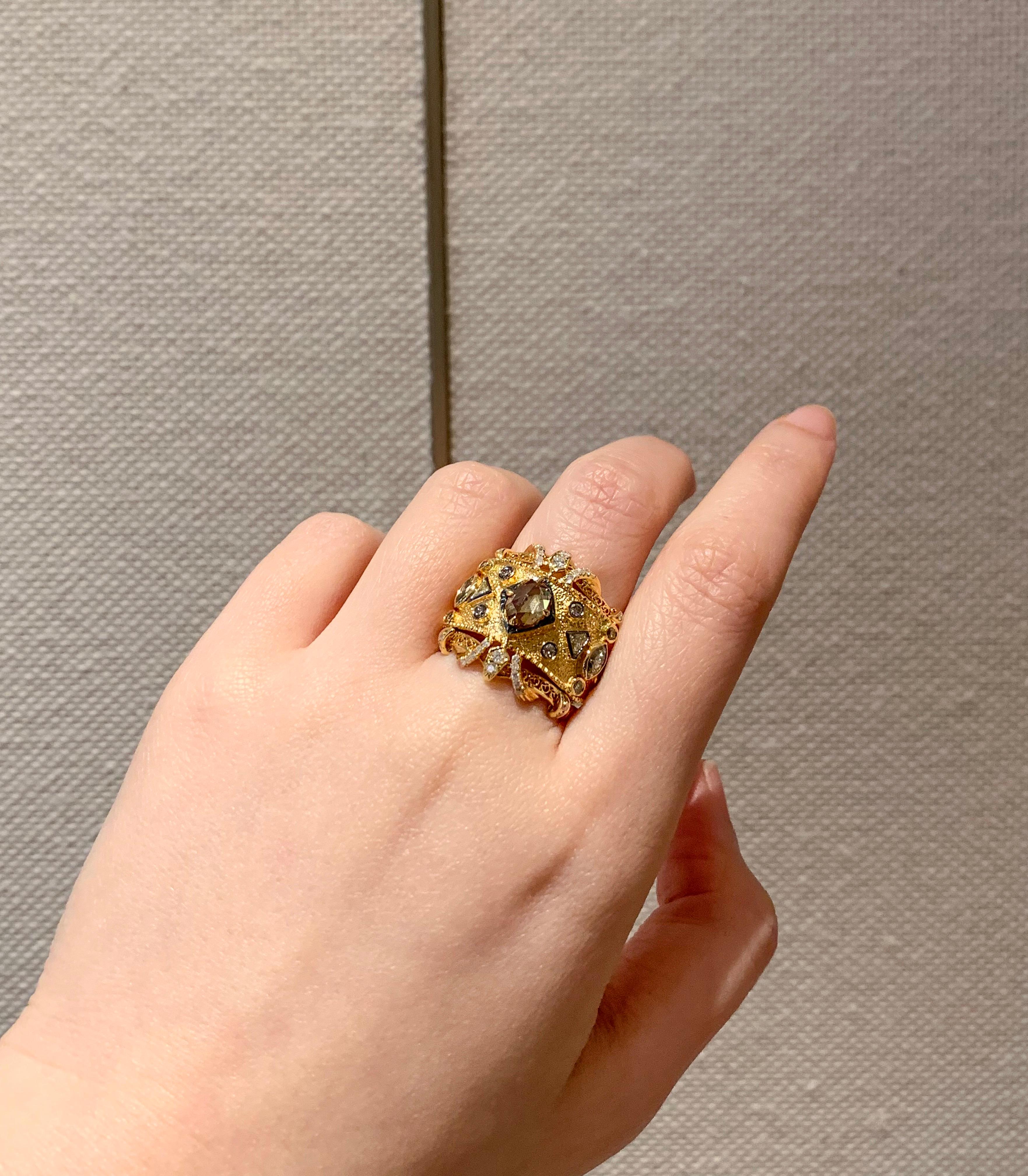 While taking inspiration from the grandeurs of the Baroque style and 17th Century jewelry, the design behind this 18 karat yellow gold band ring by Dilys’ is simplified for modern-day wear. Easy to dress up or dress down with, the ring’s neutral