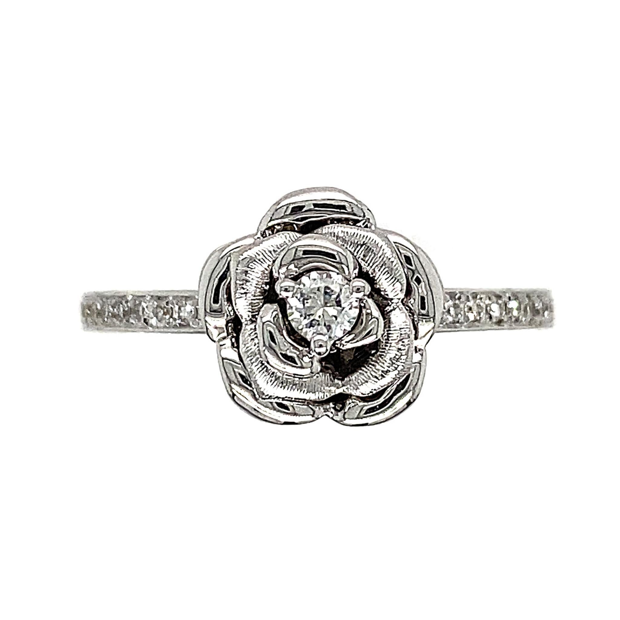 Eine blühende Rose - das universelle Symbol für Liebe, Schönheit und Dankbarkeit. An diesem Muttertag wählen Sie das perfekte Geschenk für eine ewig blühende Rose. 

Der Solitär-Diamantring Blooming Rose von Dilys besteht aus einem runden