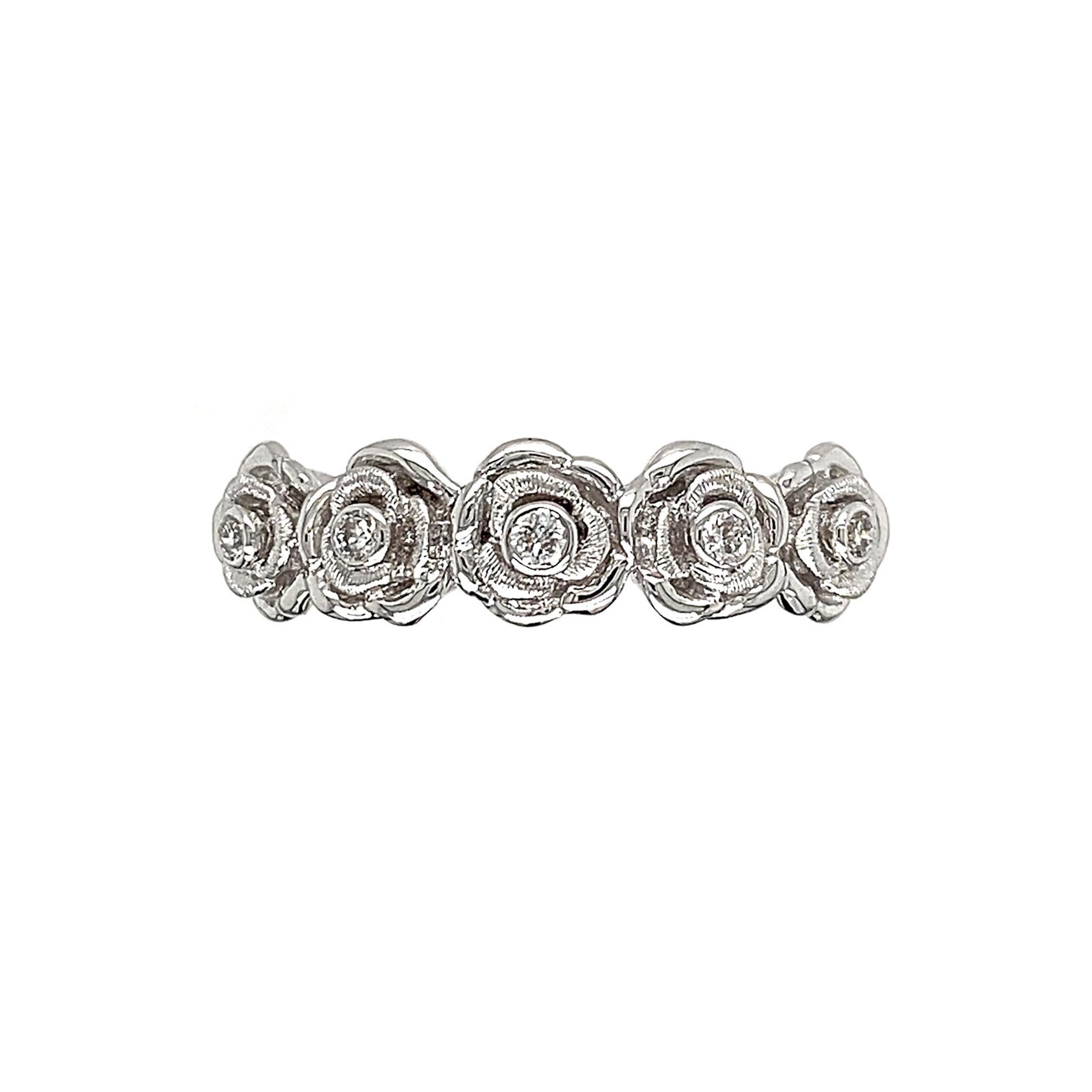 Blühende Rosen - das universelle Symbol für Liebe, Schönheit und Dankbarkeit. 

Der 5 Blooming Roses Diamond Band Ring von Dilys zeigt eine Reihe von Rosen, die jeweils mit einem runden Solitärdiamanten von insgesamt 0,09 ct geschmückt sind. Dieses