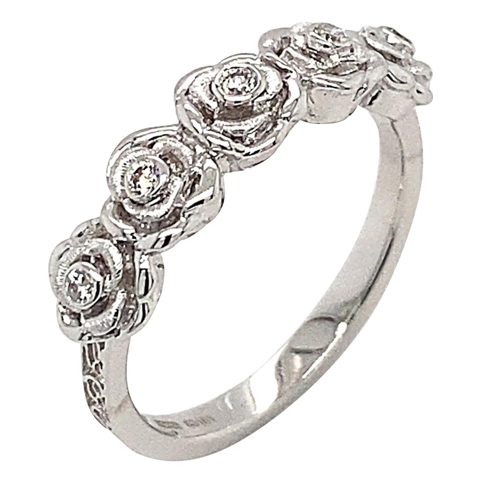 Anillo de oro blanco de 18 quilates con banda de diamantes "Rosas en flor" de Dilys