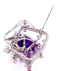 Broche de amatista y diamantes con motivo floral de Dilys en oro blanco de 18 quilates