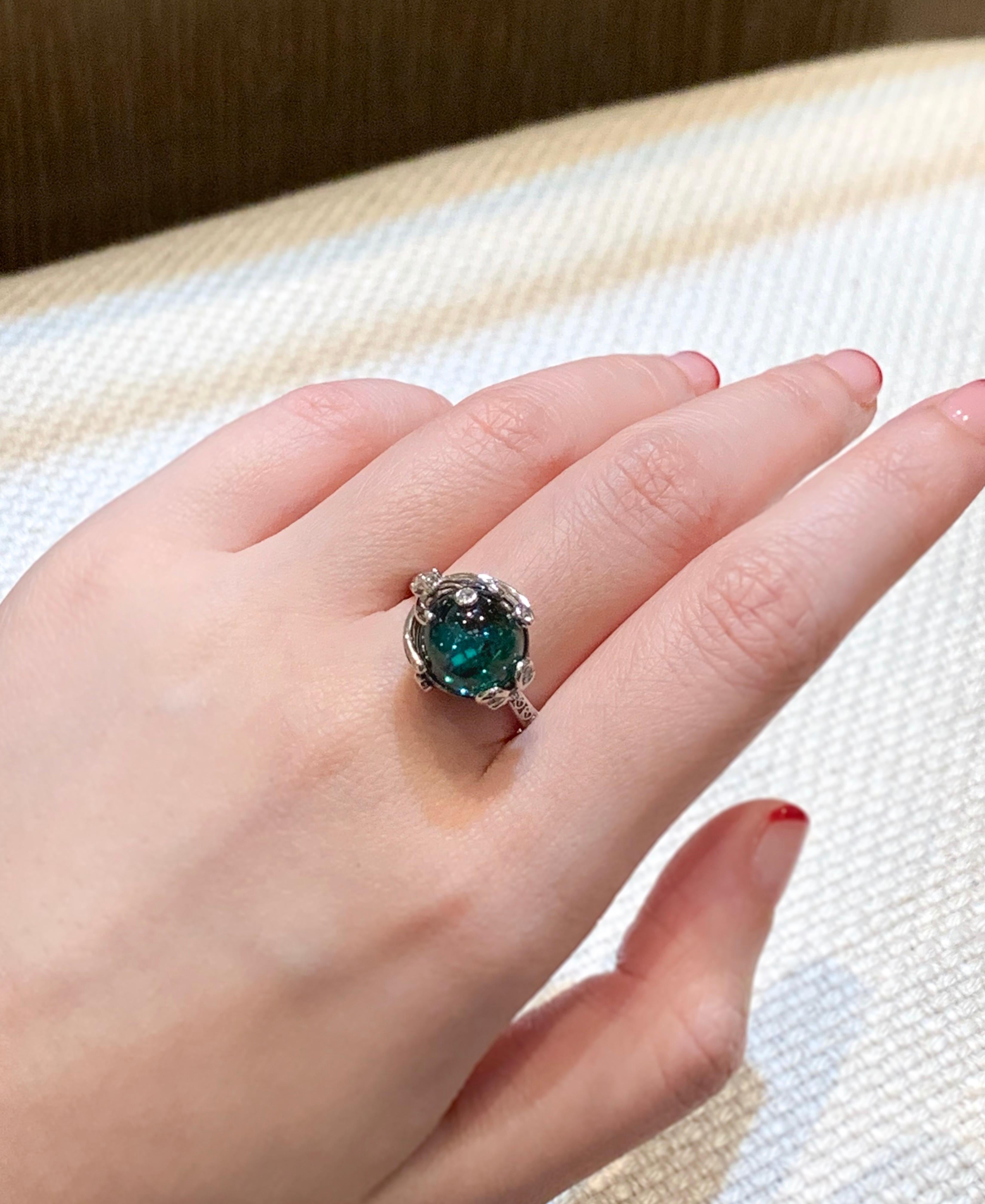 Natural gem materials are always the focus with Dilys’ original designs. Green tourmalines are known to be nature’s best healing stone for the heart as it channels and stimulates healthy energy flow to the body’s core. Designed by Hong Kong’s