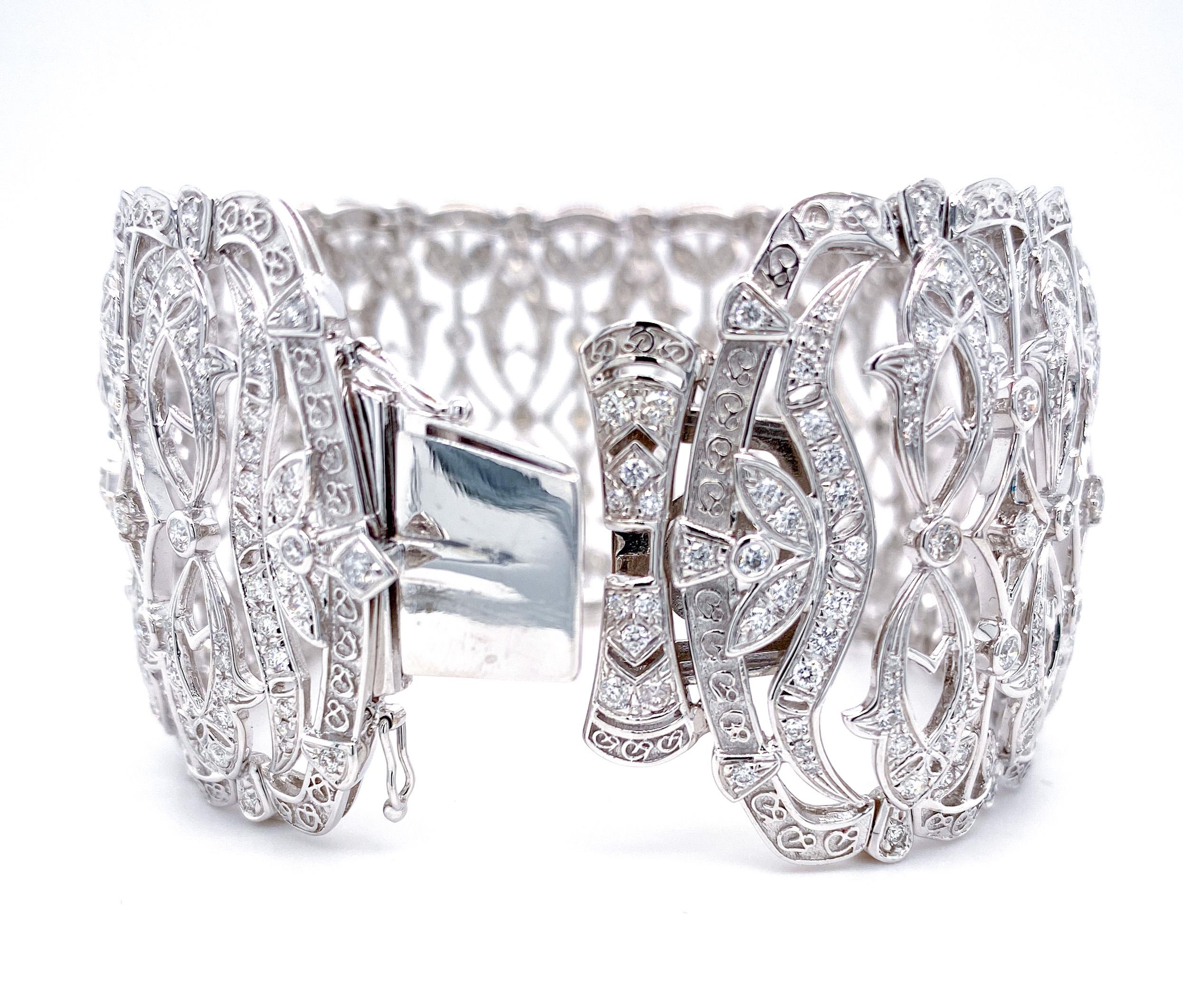 Lace Inspired Diamond Bangle Bracelet in 18 Karat White Gold In New Condition For Sale In Hong Kong, HK