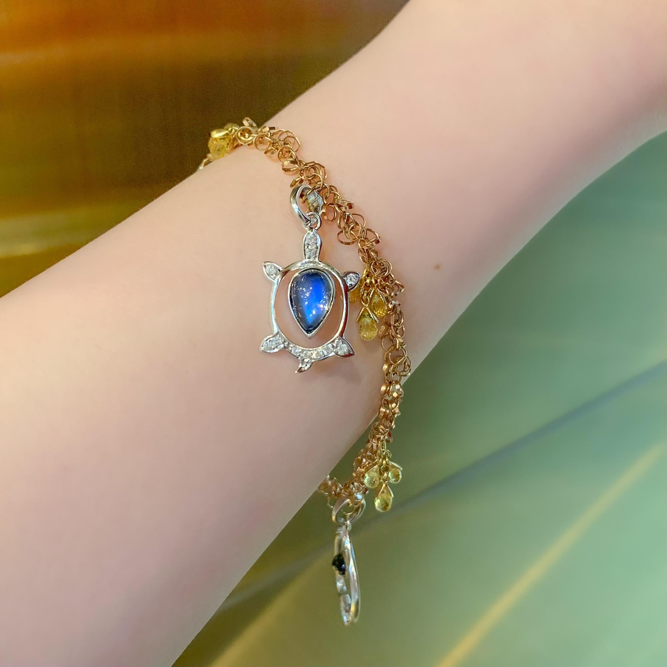 Dilys' Mondstein & Diamant Sommer- italienisches Charm-Armband aus 18 Karat Gold (Gemischter Schliff) im Angebot