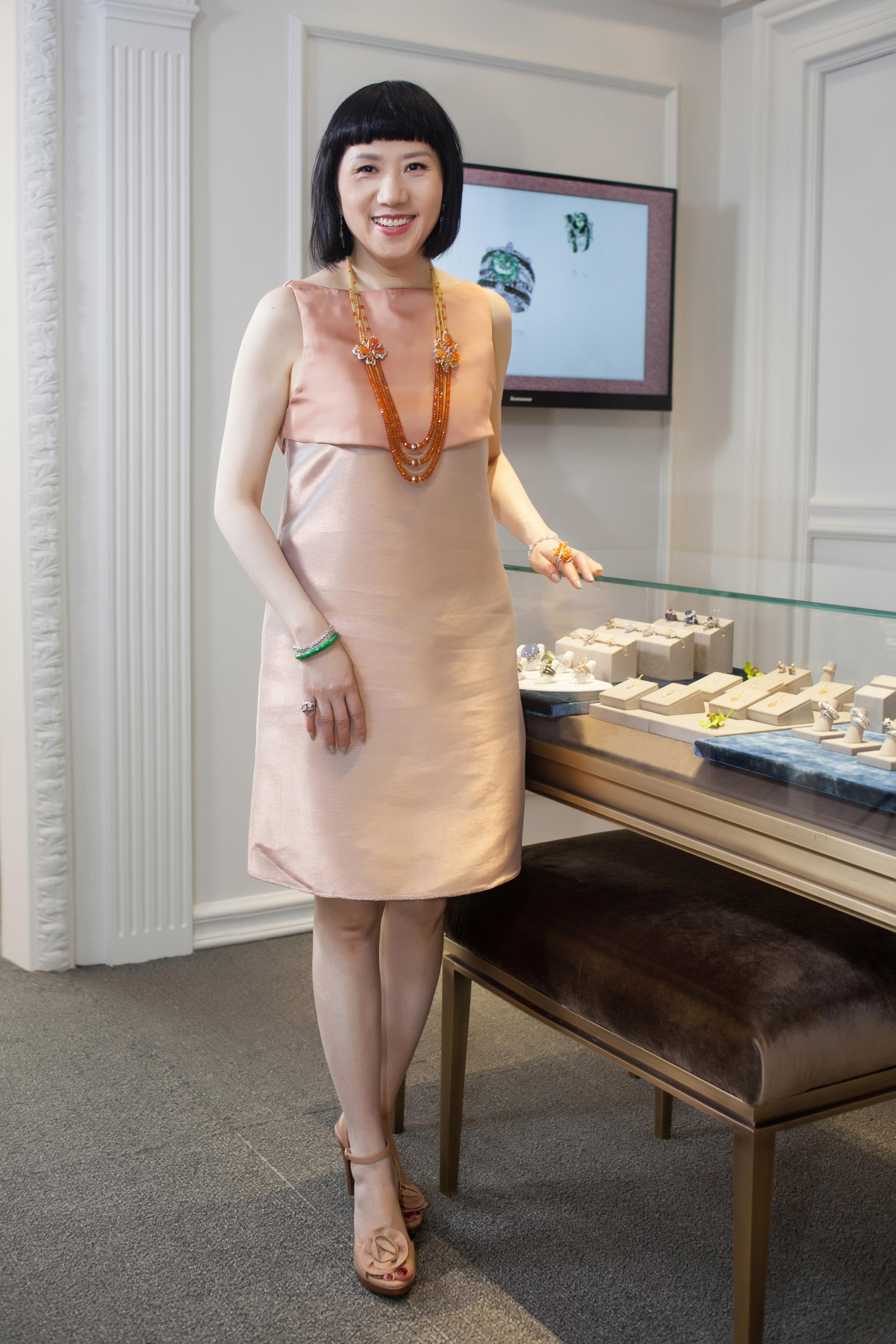 Qing Dynasty Inspired Jade Hooked Drop Earrings in 18 Karat Gold In New Condition In Hong Kong, HK