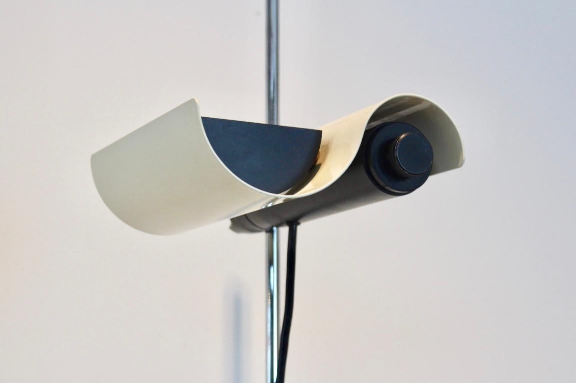 Beautiful and functional ‘DIM 333’ Floor lamp designed by Vico Magistretti and produced by Oluce in the 1970s. It is composed of a chrome-plated metal central rod, a base (diameter 30 cm) in creamy white lacquered (heavy) metal, an adjustable