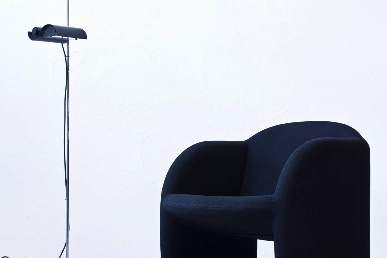 Clean and pure Dim 333 floor lamp designed by Vico Magistretti for O-Luce in 1975. Floor lamp with dimmer giving direct and indirect light. Black lacquered steel base. chrome-plated stem, height adjustable reflector in black lacquered aluminum.