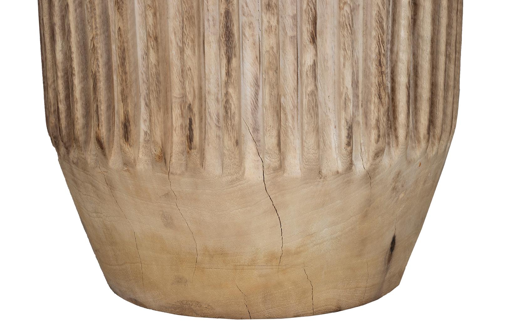Mesa auxiliar de madera de lichi blanqueada Dime Edge Moderno orgánico en venta