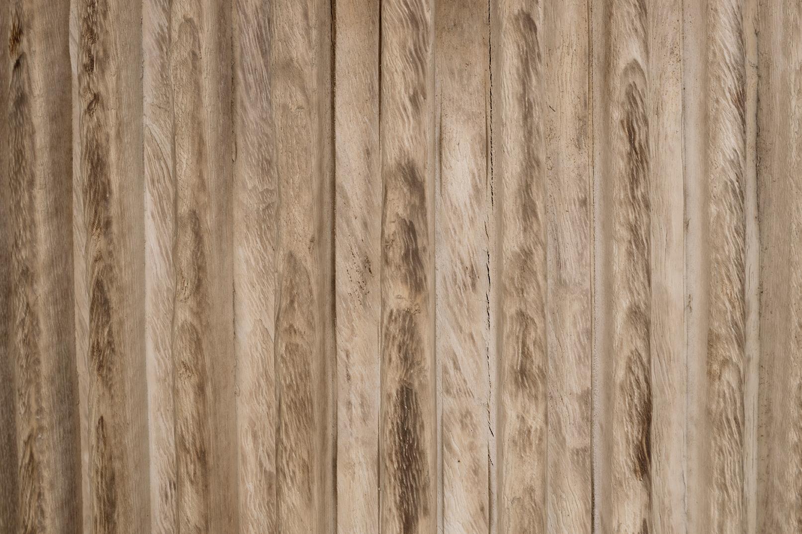 Mesa auxiliar de madera de lichi blanqueada Dime Edge siglo XX en venta
