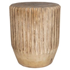 Mesa auxiliar de madera de lichi blanqueada Dime Edge