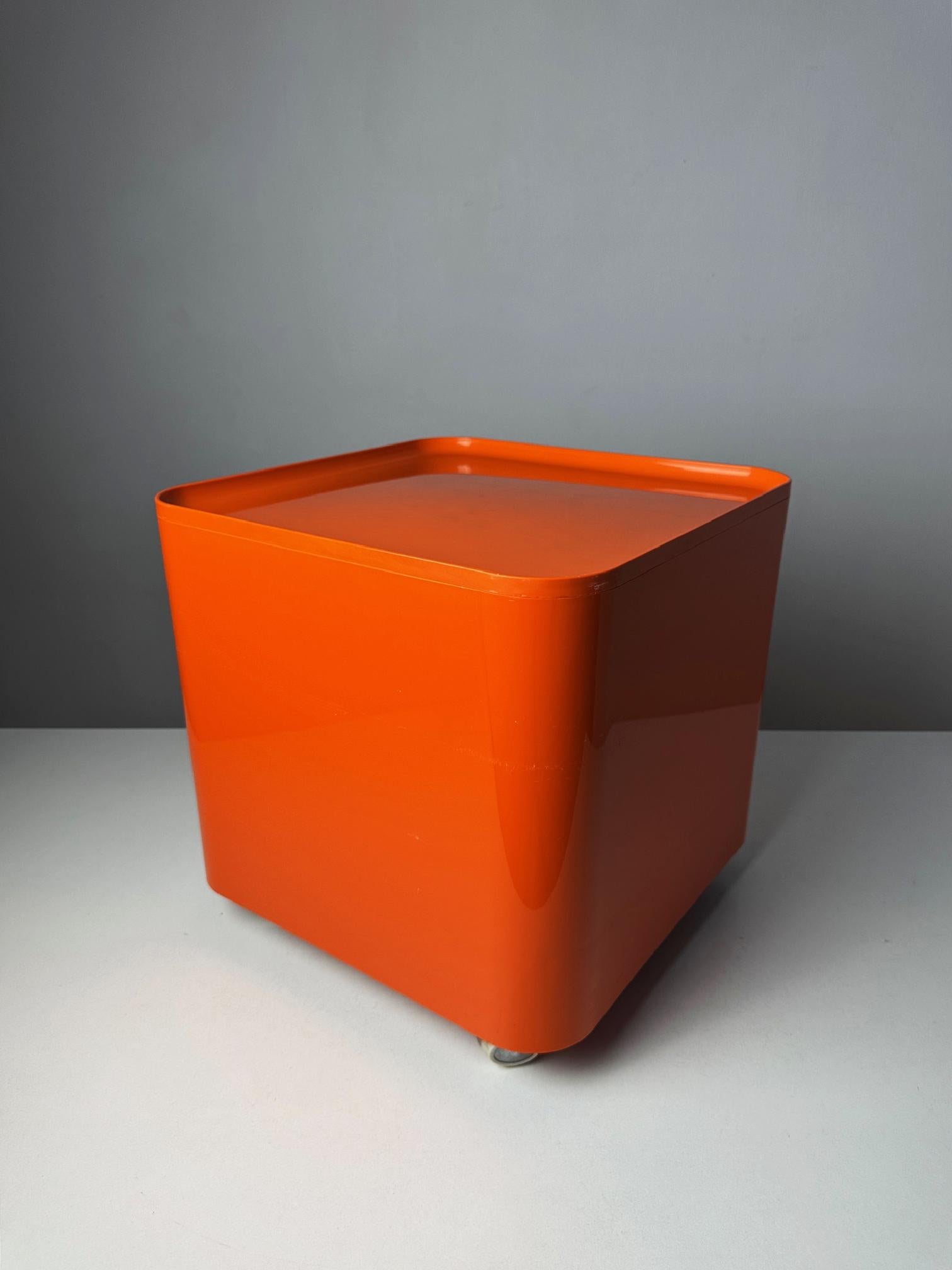 1970s “DIME” Trolley Bar by Marcello Siard for Longato – Italian Pop Modernism in Orange

The “DIME” trolley bar, designed by Marcello Siard for Longato in 1970s Italy, is a bold expression of Pop and Space Age design. Molded in vibrant orange ABS