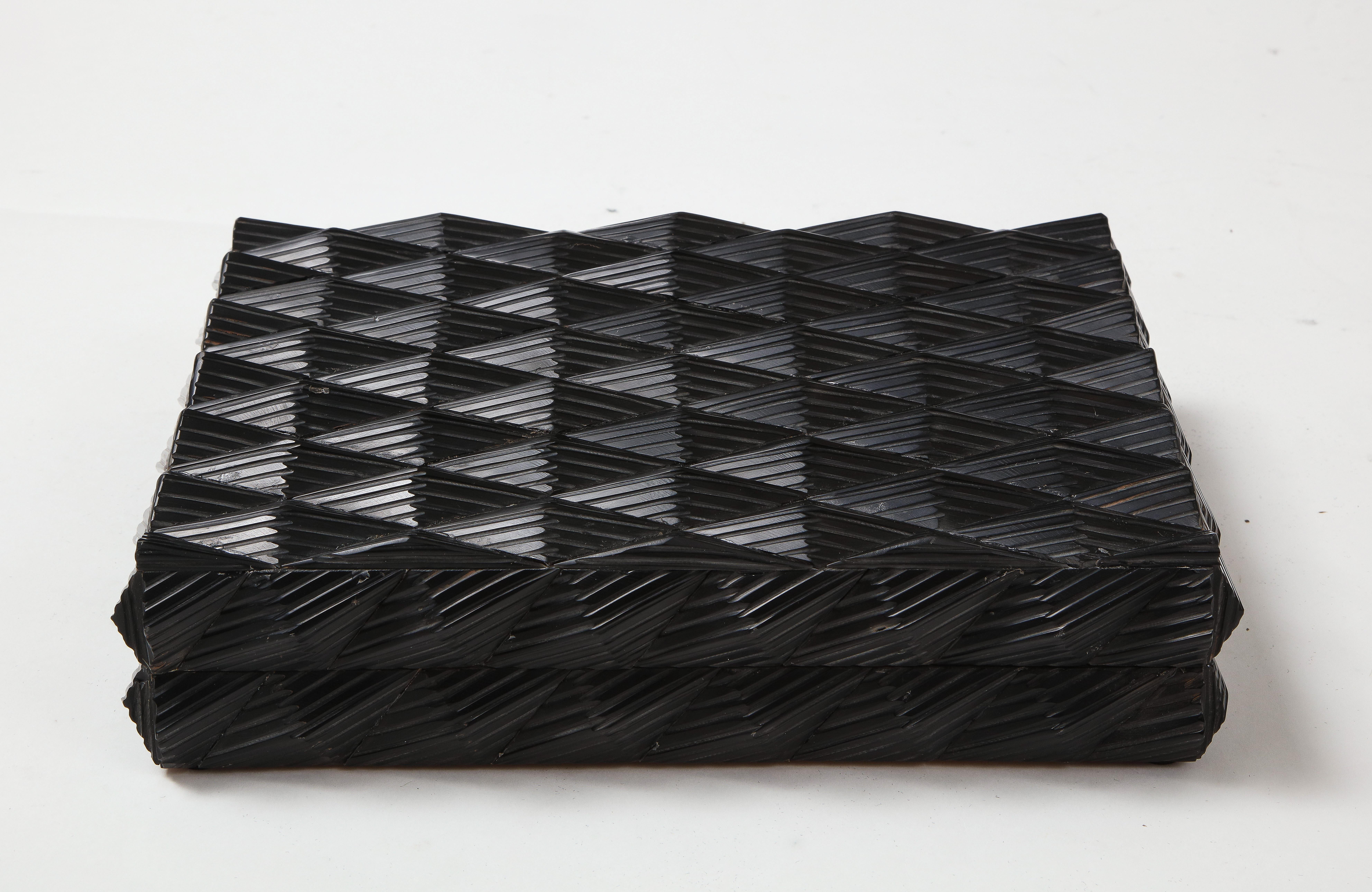 Moderne Boîte en os sculptée noiredimensionnelle en vente