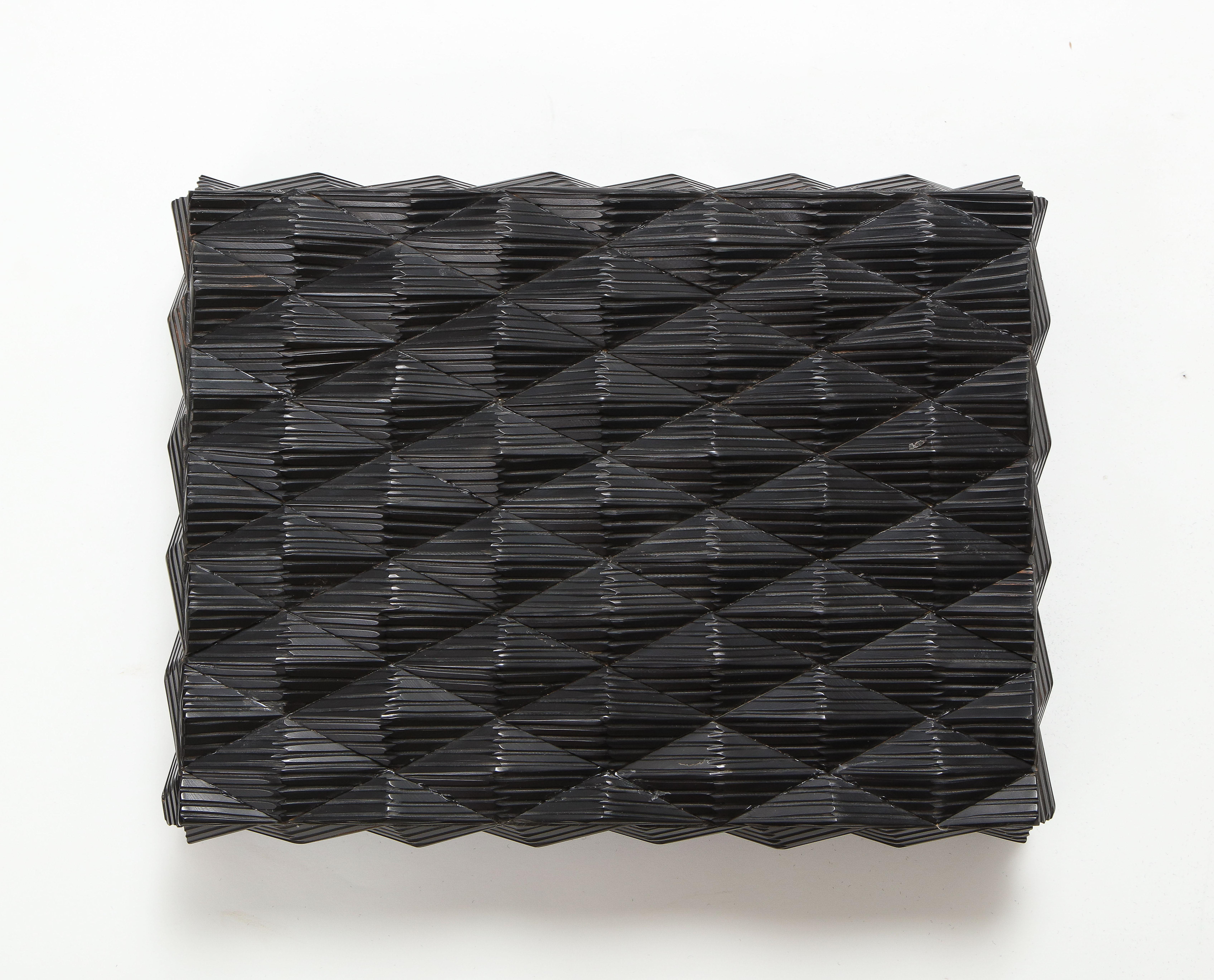 Boîte en os sculptée noiredimensionnelle Neuf - En vente à New York, NY