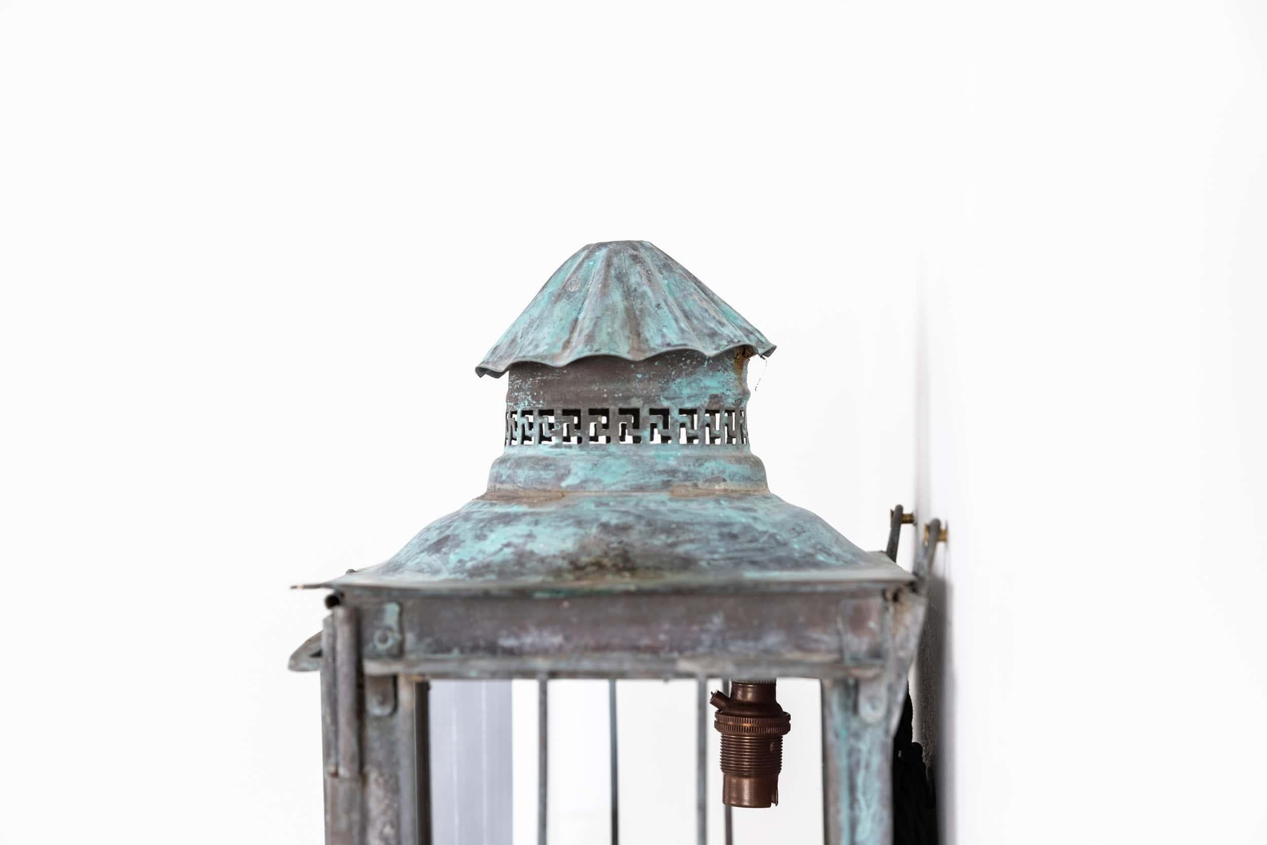 

Lanterna da parete in rame del XIX secolo in ottime condizioni originali. C.C. 1880

In condizioni incredibili e intatte - lanterna smaltata con gabbia protettiva esterna. Meraviglioso e naturale verdastro del rame con dettagli traforati sulla