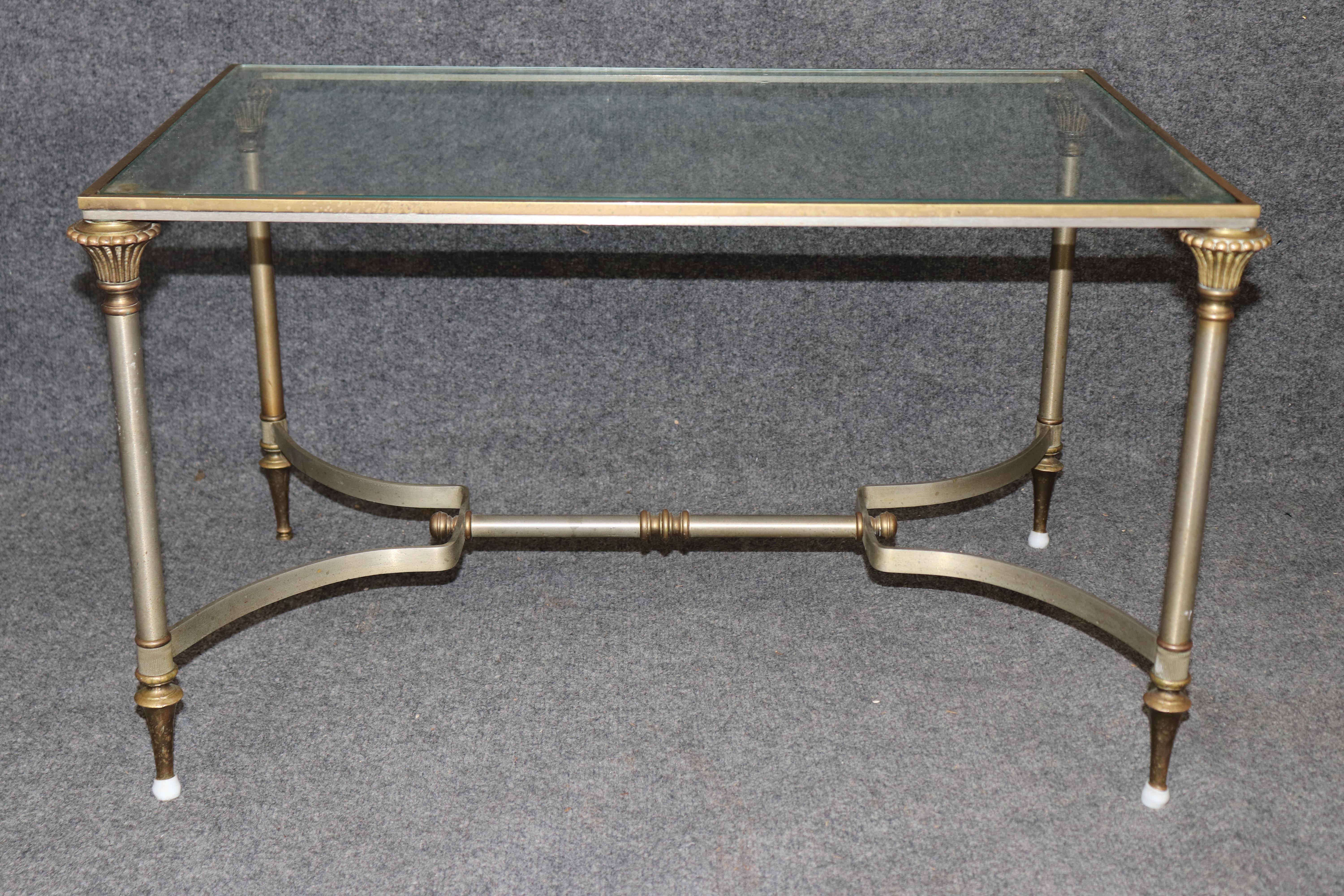 Diminuitive Größe Maison Jansen Stil Messing Stahl Glas Directoire Couchtisch (Französisch) im Angebot