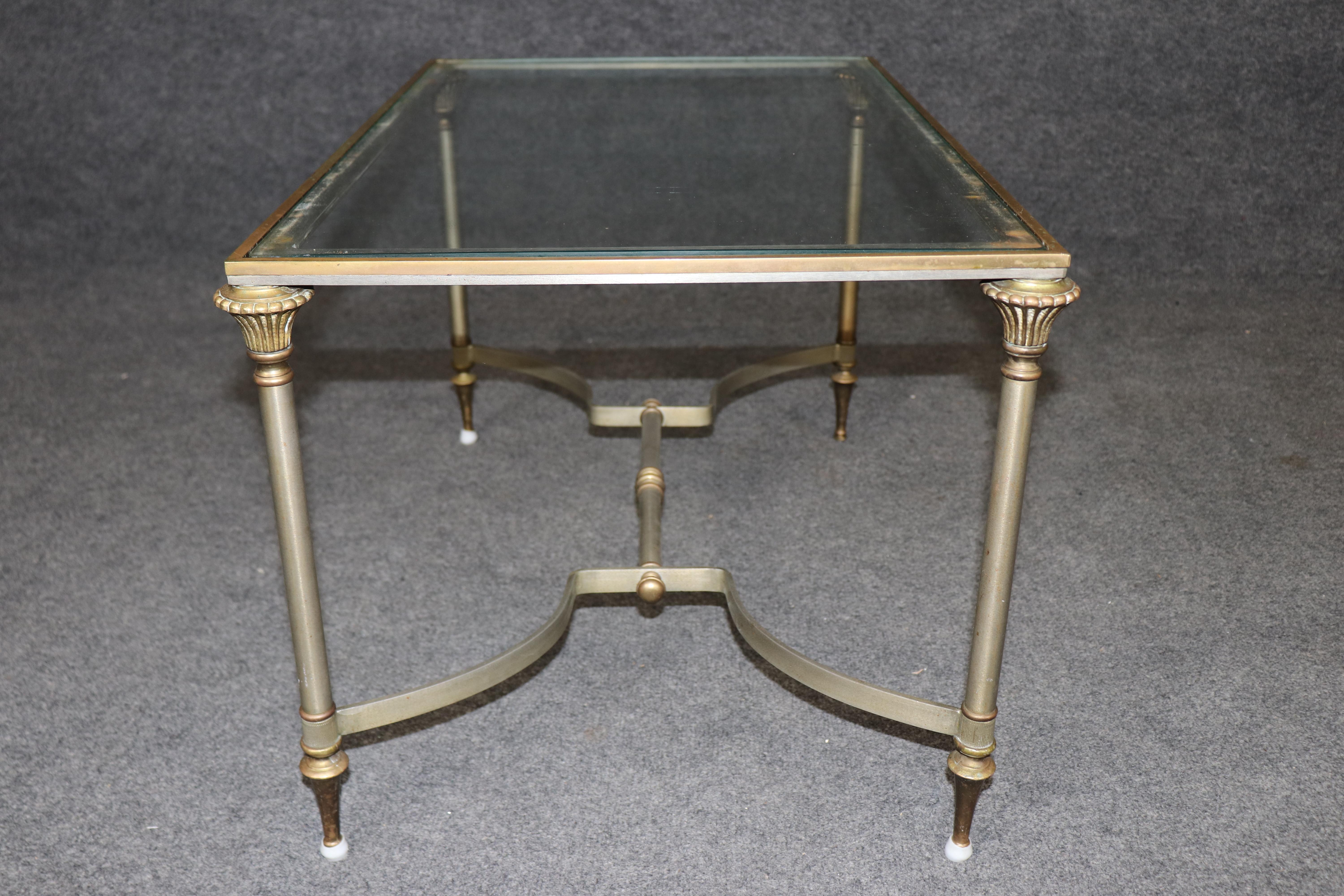 Diminuitive Größe Maison Jansen Stil Messing Stahl Glas Directoire Couchtisch im Zustand „Gut“ im Angebot in Swedesboro, NJ