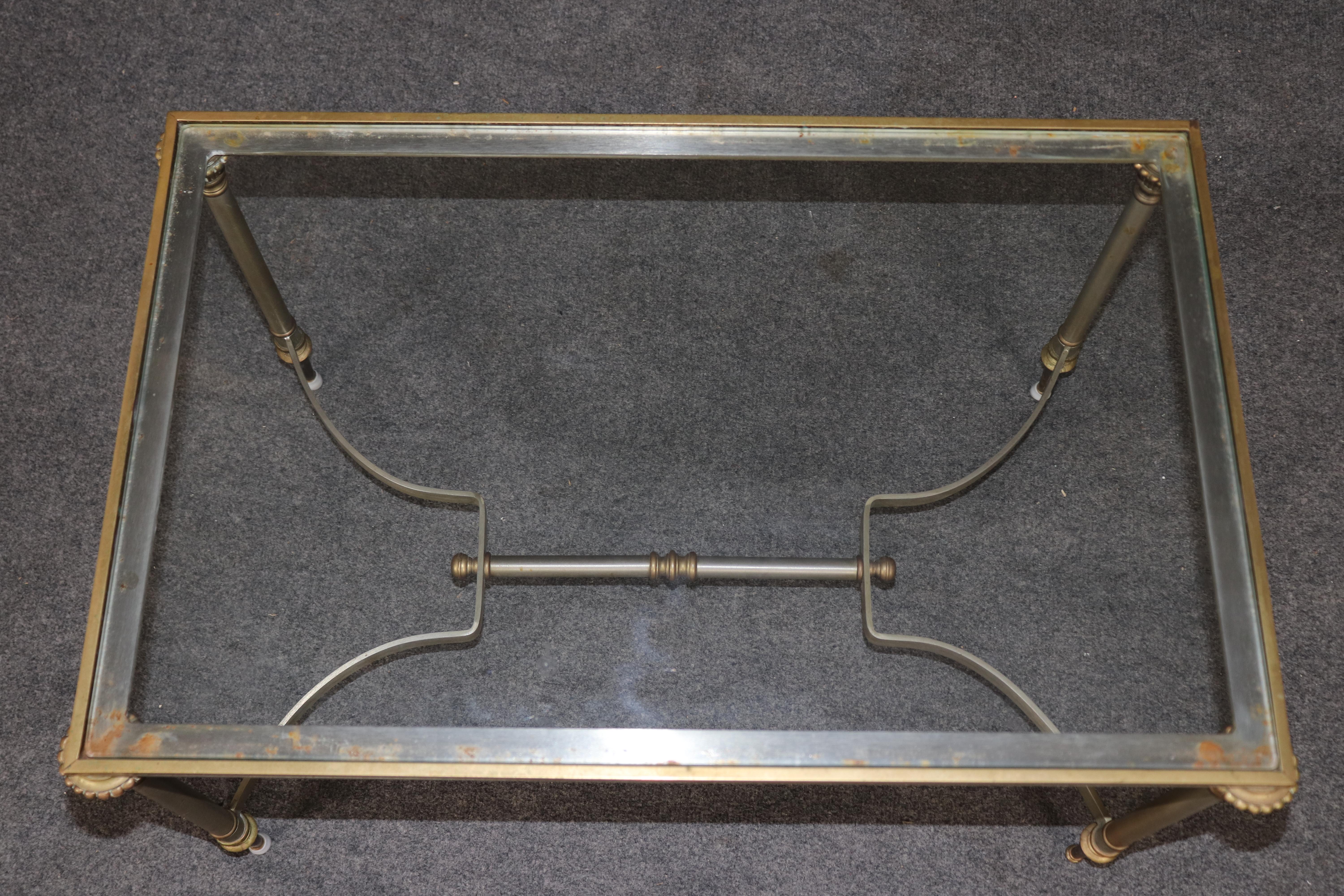 Diminuitive Größe Maison Jansen Stil Messing Stahl Glas Directoire Couchtisch (Ende des 20. Jahrhunderts) im Angebot