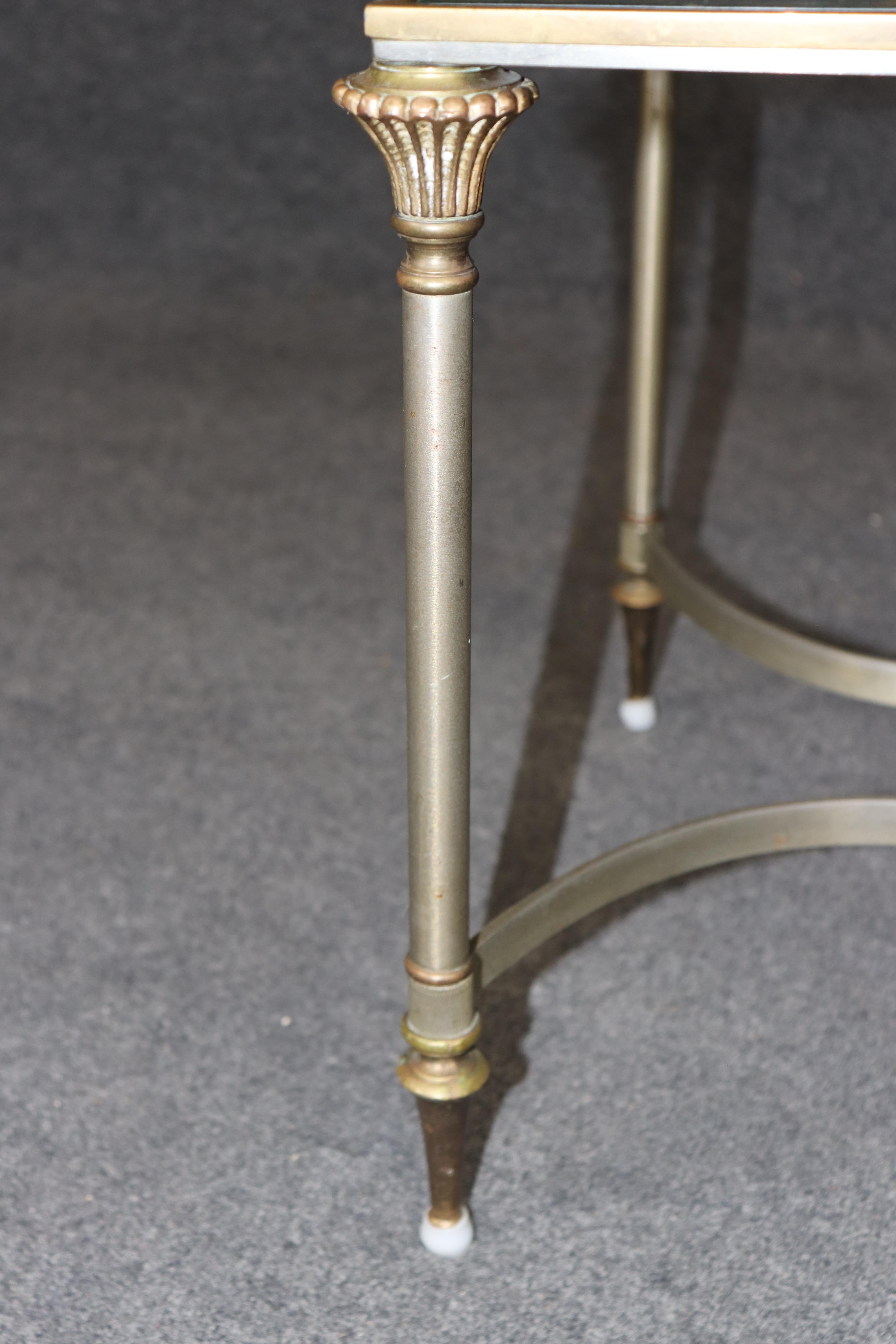 Diminuitive Größe Maison Jansen Stil Messing Stahl Glas Directoire Couchtisch im Angebot 3