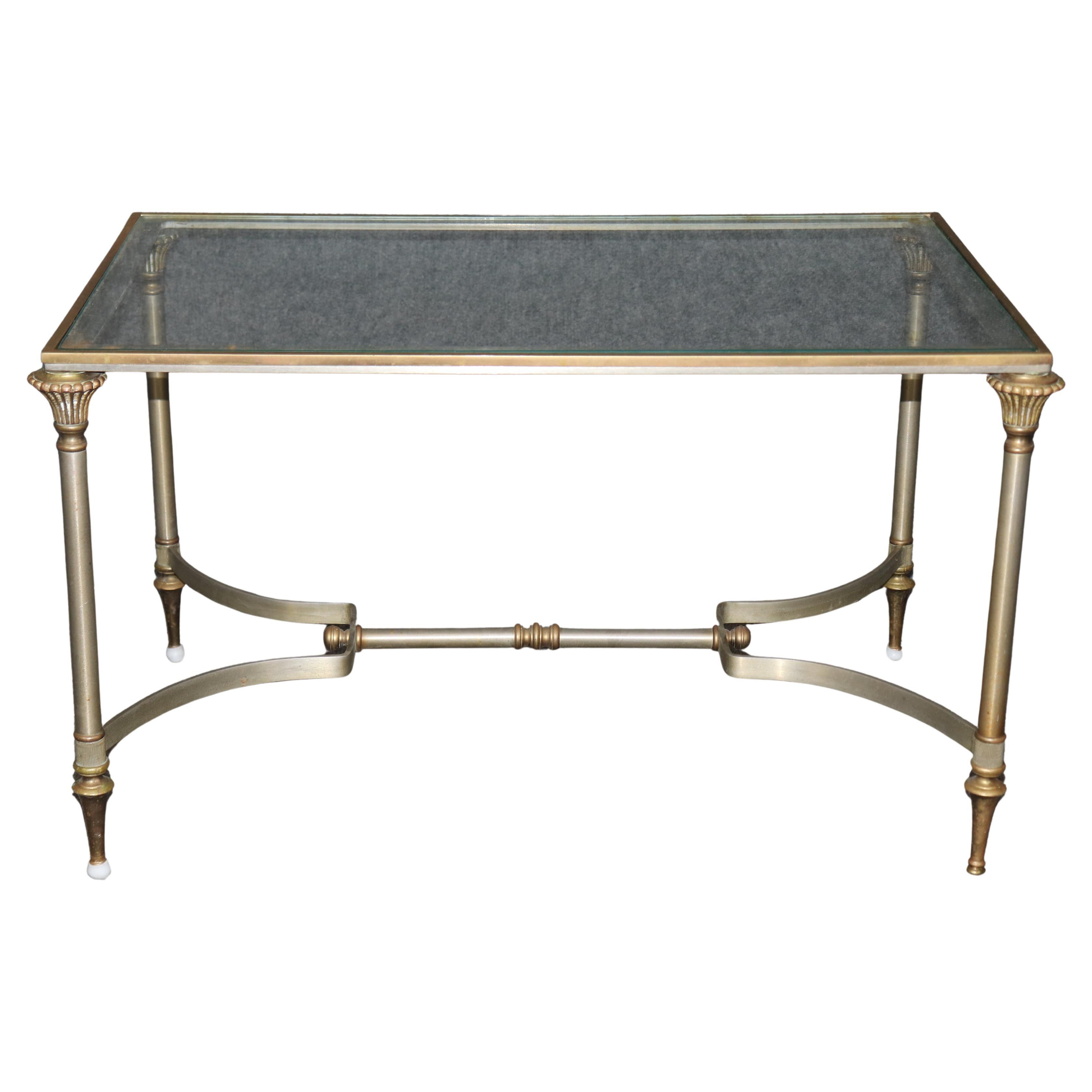 Diminuitive Größe Maison Jansen Stil Messing Stahl Glas Directoire Couchtisch im Angebot