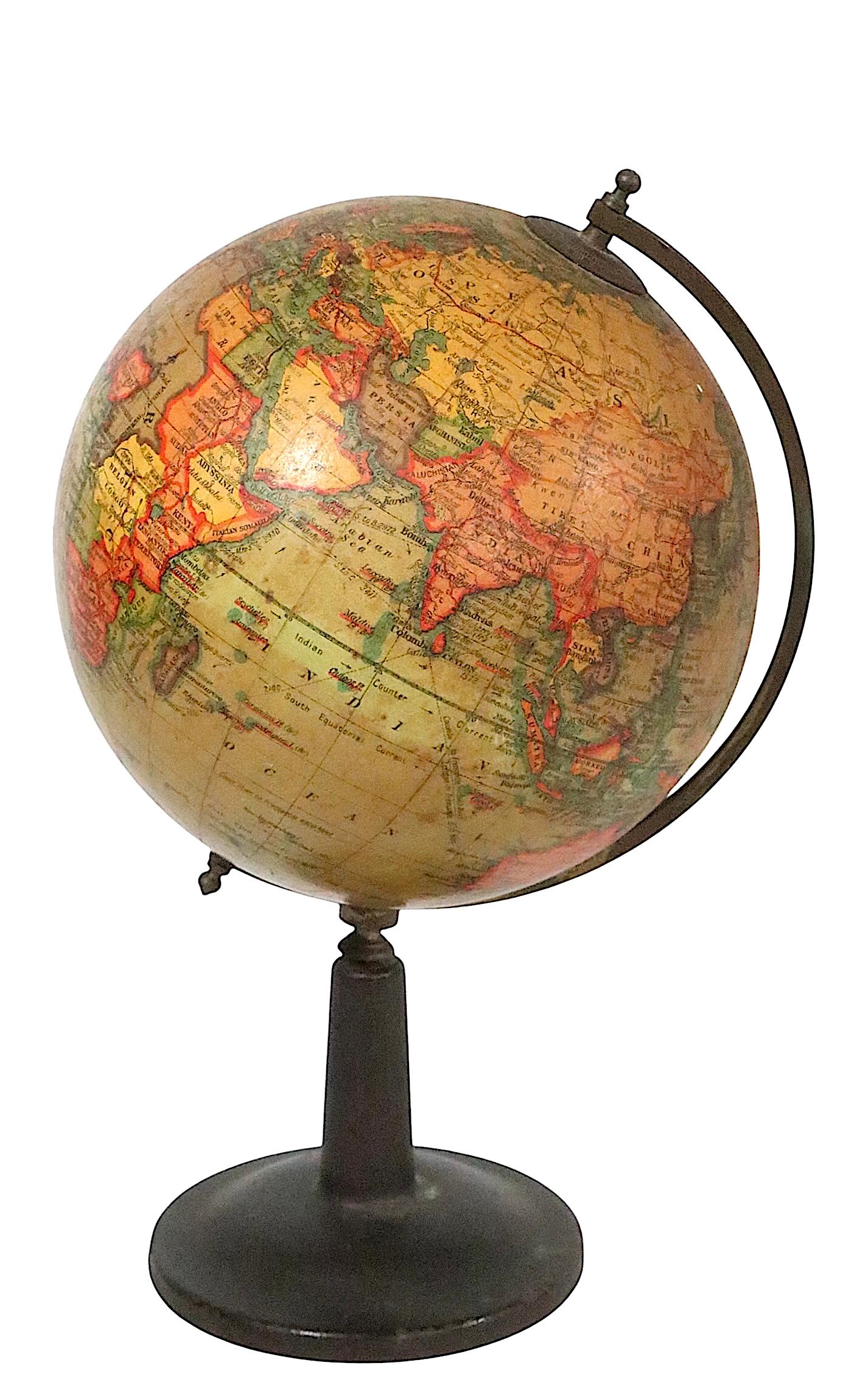 Excepcional globo terráqueo antiguo sobre peana, de Rand McNally.
El globo de 15 cm de diámetro  se apoya en el meridiano de latón semicircular, que está montado en una base de pedestal de hierro fundido. Fechamos este ejemplo a finales del siglo