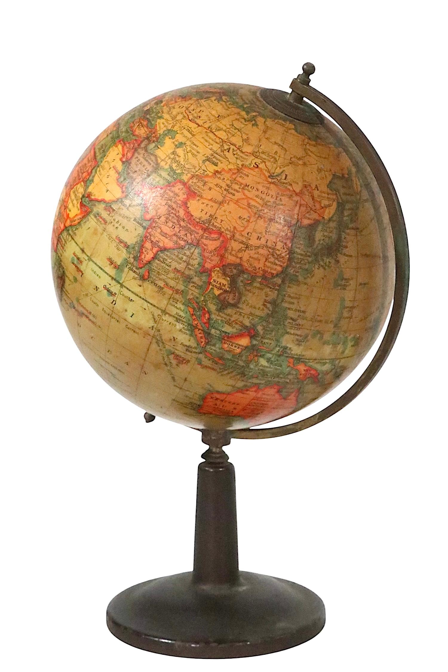 Globo terráqueo diminuto del siglo XIX sobre soporte de Rand McNally Campaña en venta