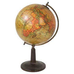 Globo terráqueo diminuto del siglo XIX sobre soporte de Rand McNally