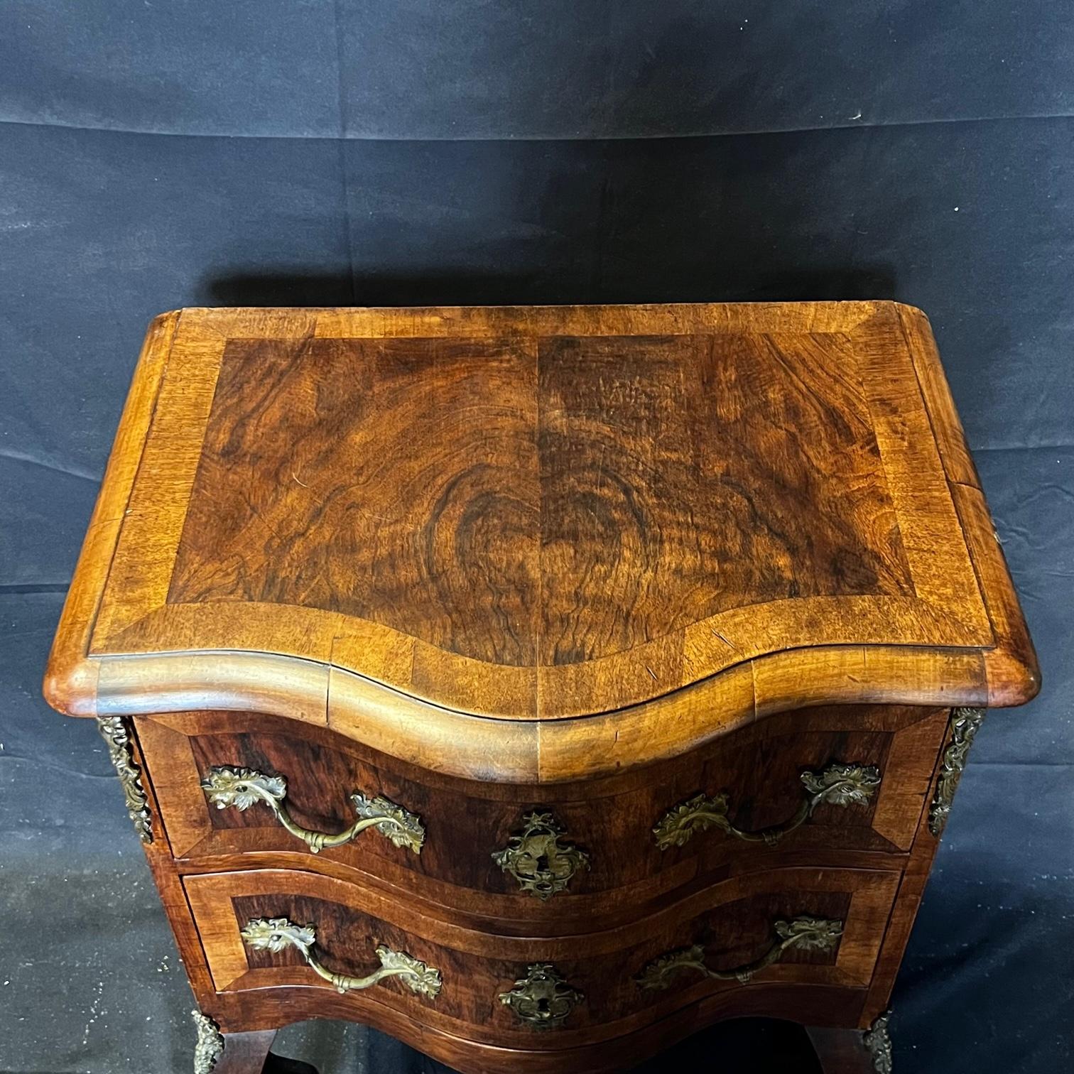 Small French chest of drawers, full Louis XV period, fantastic wood texture, excellent quality, inlaid burlwood panels on the 2 drawers and lovely grains that highlight the beauty of this quality of wood. The cabriole legs are an elegant flourish. 