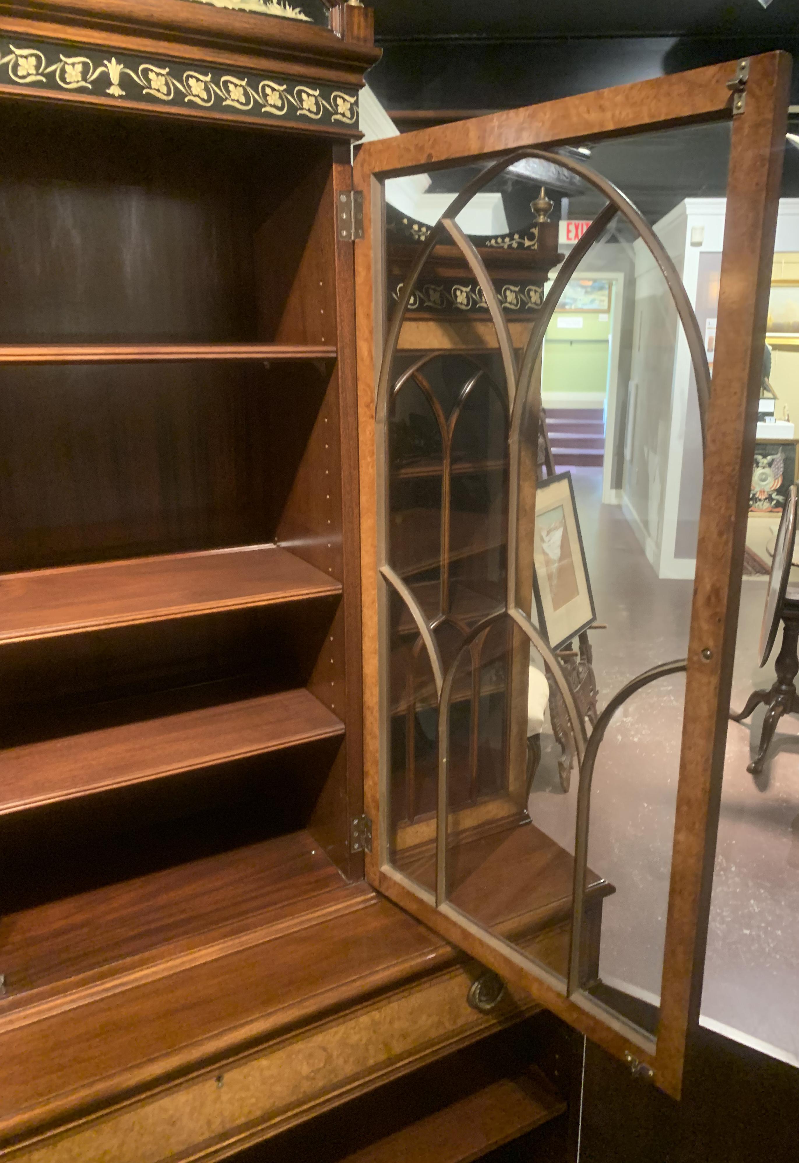 Diminutive Adam Style Breakfront Bücherregal oder China Cabinet von F&G Furniture Co im Zustand „Gut“ in Milford, NH