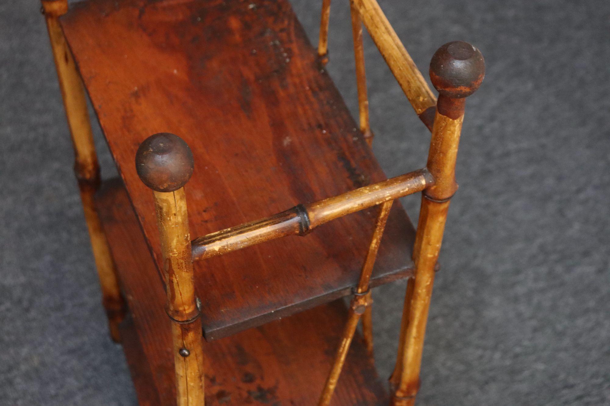 Diminutif Antique Mouvement Esthétique Bambou Etagere Bibliothèque à trois niveaux d'étagères en vente 2