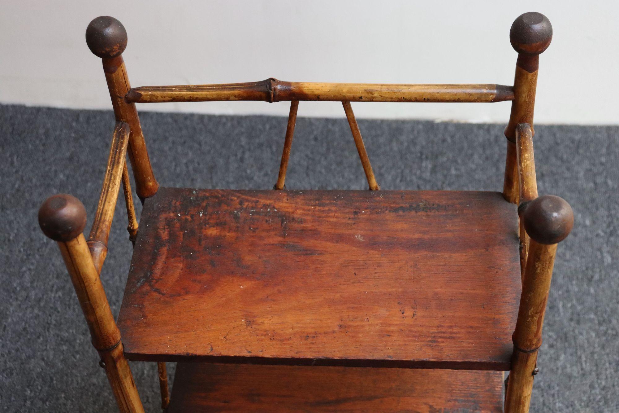 Diminutif Antique Mouvement Esthétique Bambou Etagere Bibliothèque à trois niveaux d'étagères en vente 4