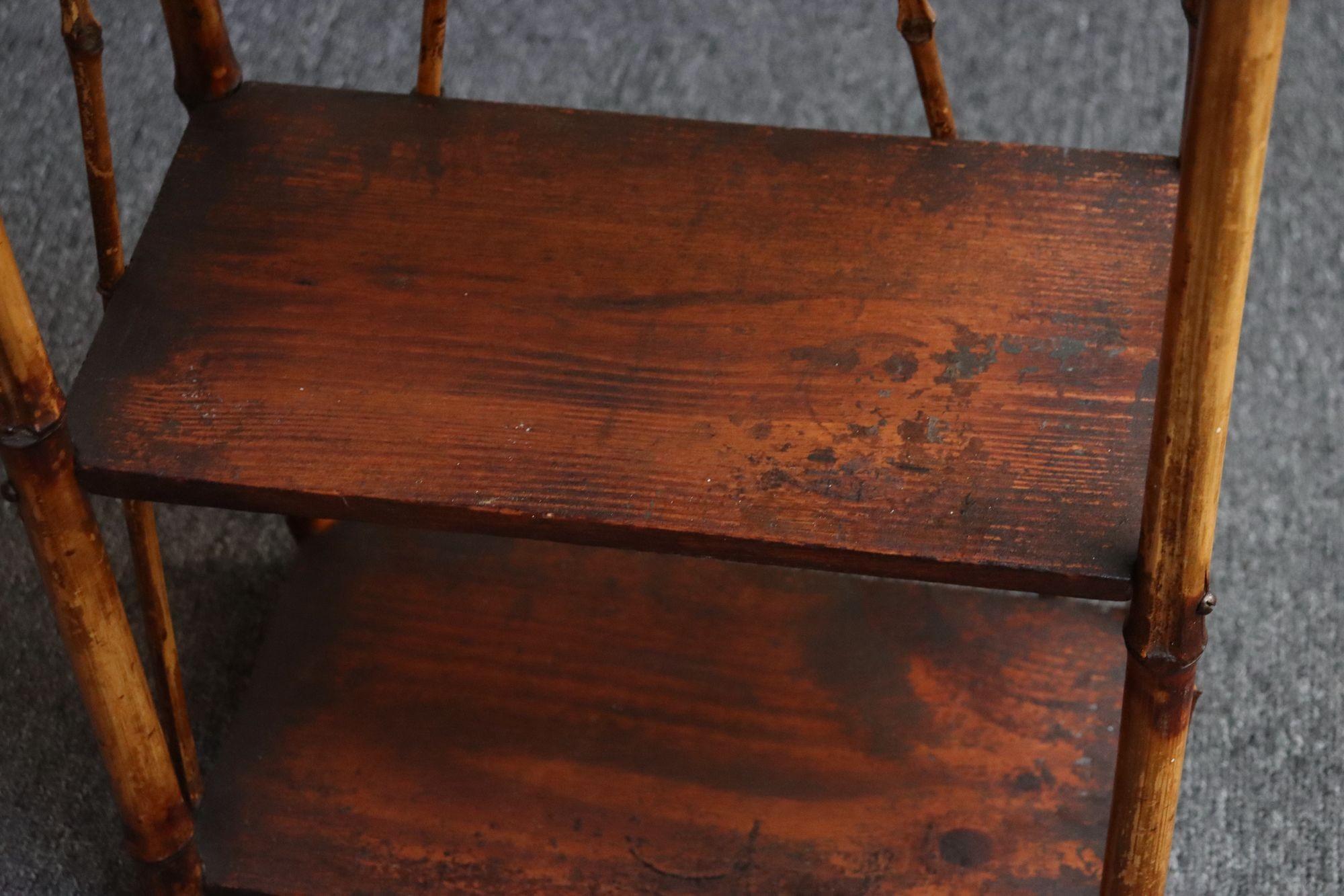 Diminutif Antique Mouvement Esthétique Bambou Etagere Bibliothèque à trois niveaux d'étagères en vente 5