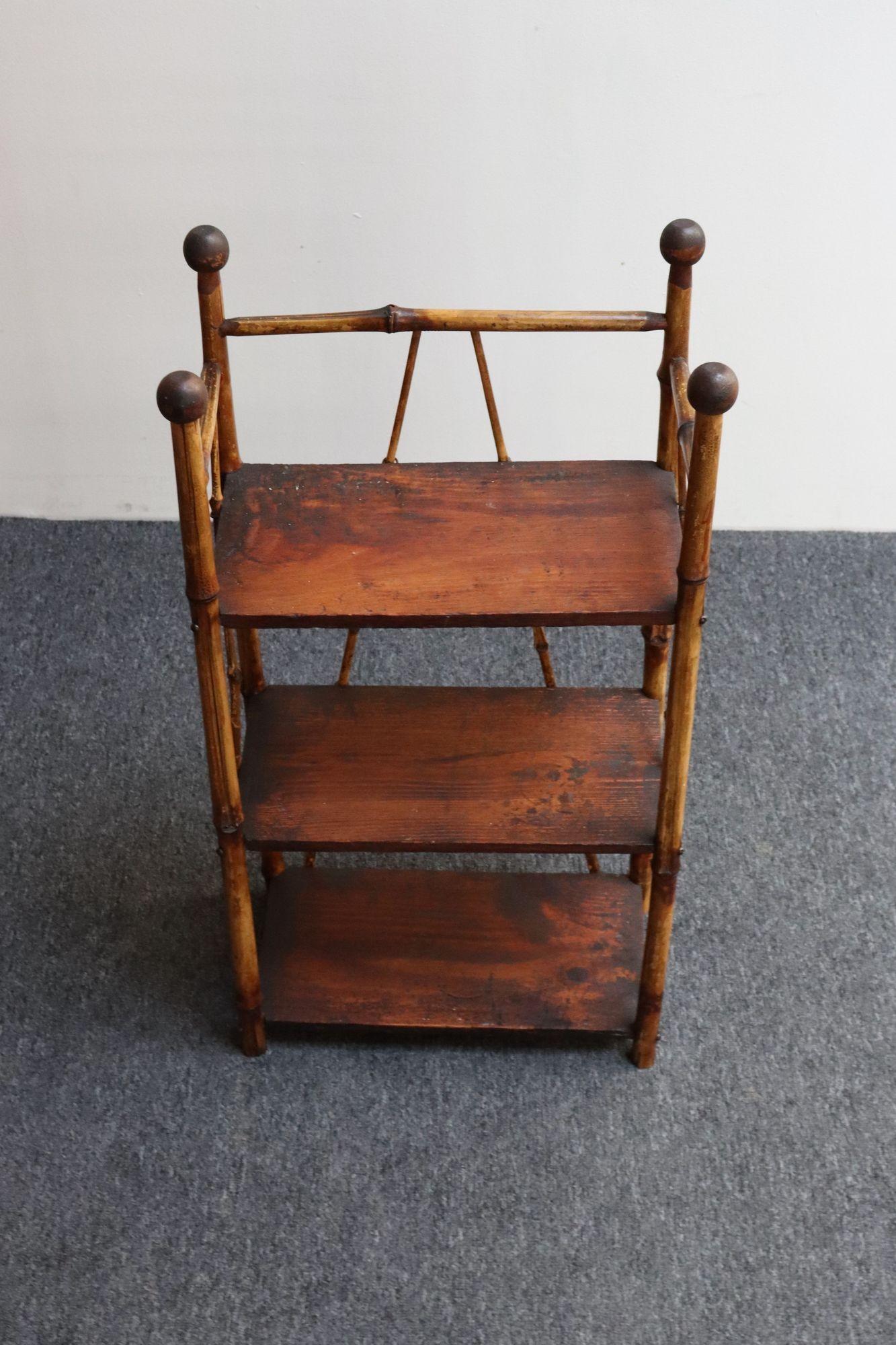 Mouvement esthétique Diminutif Antique Mouvement Esthétique Bambou Etagere Bibliothèque à trois niveaux d'étagères en vente