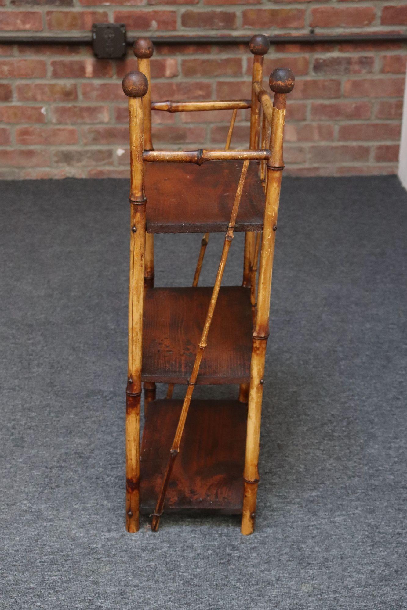 Américain Diminutif Antique Mouvement Esthétique Bambou Etagere Bibliothèque à trois niveaux d'étagères en vente