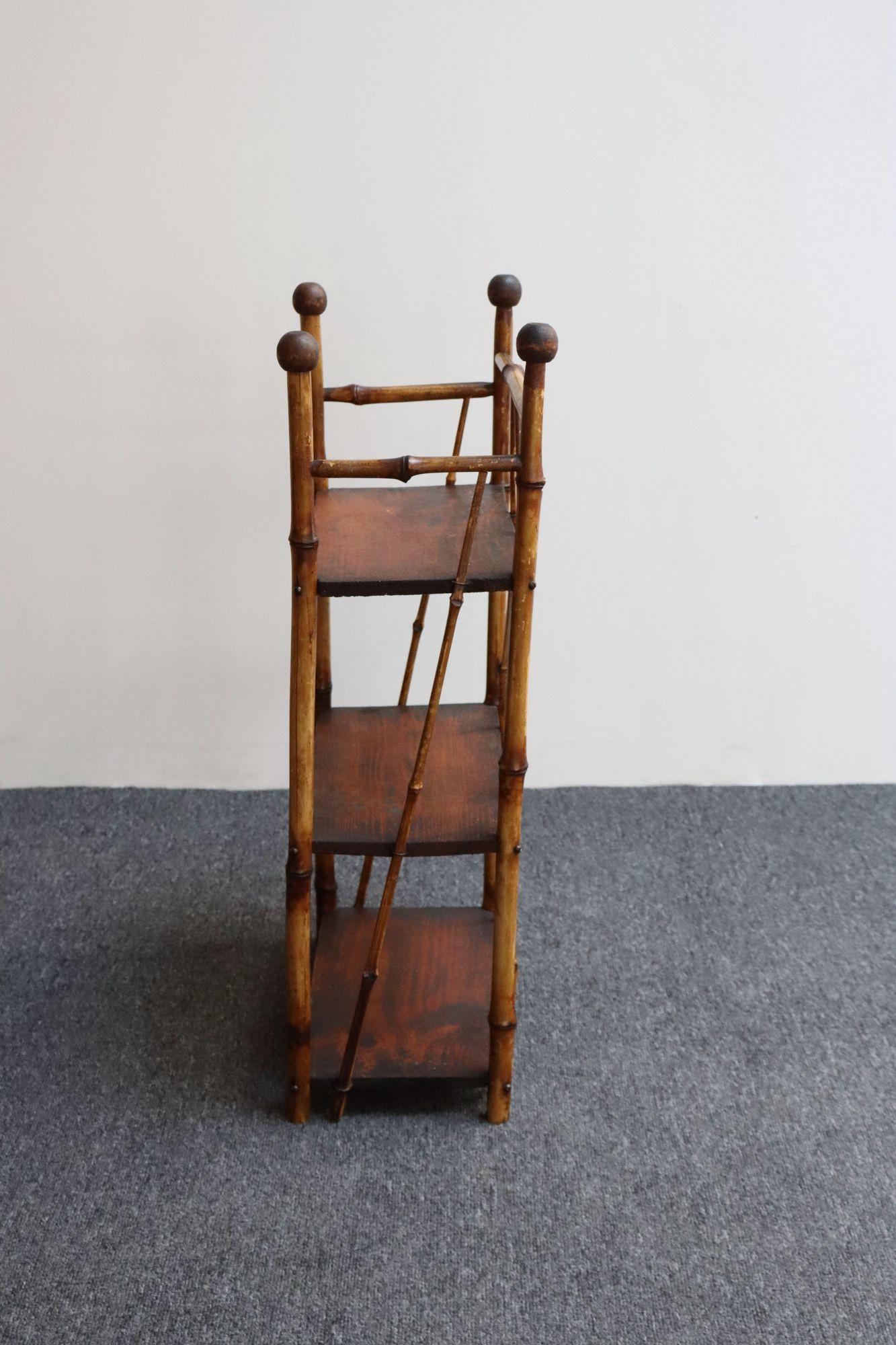 Sculpté à la main Diminutif Antique Mouvement Esthétique Bambou Etagere Bibliothèque à trois niveaux d'étagères en vente